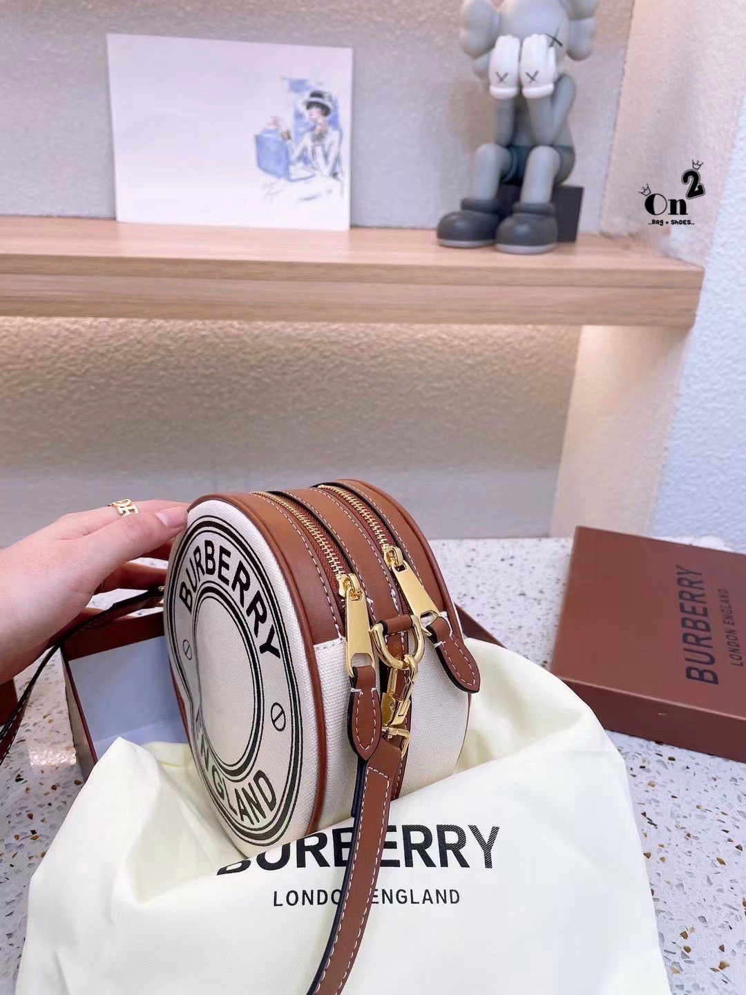 VIP 🥂 Burberry Logo Graphic Canvas And Leather Louise Bag / Burberry Fragrances Crossbody Bag กระเป๋าสะพายทรงกลม ผ้าแคนวาสตัดขอบหนังหน้าโลโก้แบรนด์ พร้อมสายยาวครอสบอดี้ได้ เปิด-ปิด ด้วยซิป ภายในโล่ง ใส่ Iphone + ได้ สายยาวถอดสายได้ ปรับระดับได้ จะ