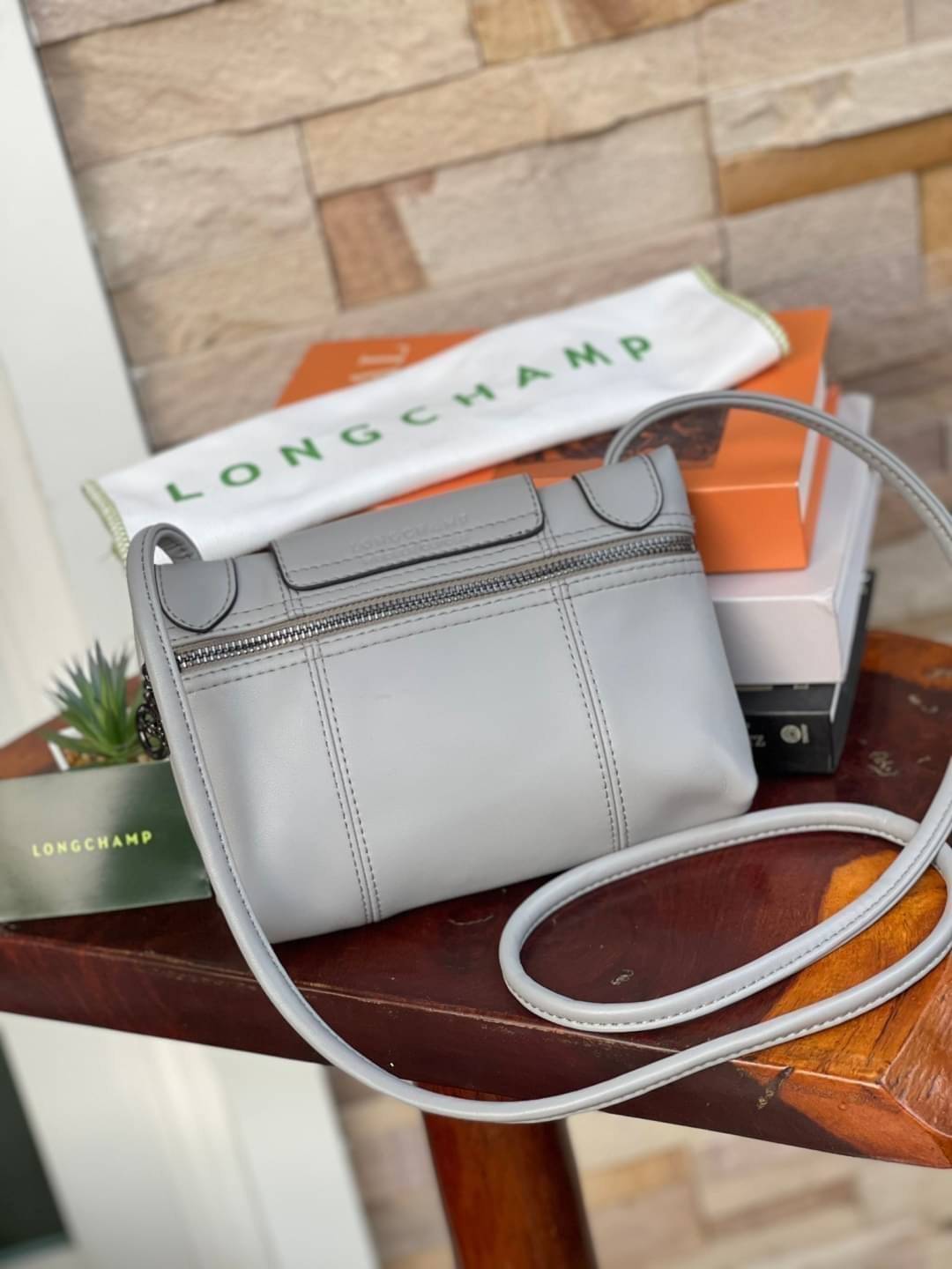 Longchamp Le Pliage Cuir Crossbody Bag อีกหนึ่งคอลเลคชั่น Le Pliage Cuir หนึ่งในตระกูลกระเป๋าสุดไอคอนิกจากแบรนด์ Longchamp และจัดการปรับดีไซน์ให้มีขนาดเล็กลงในทรงcrossbody กะทัดรัดสะพายแล้วคล่องตัว ด้วยดีไซน์ที่ดูเป็นเอกลักษณ์การใช้งานช่องหลักที่ซิปด้านหล
