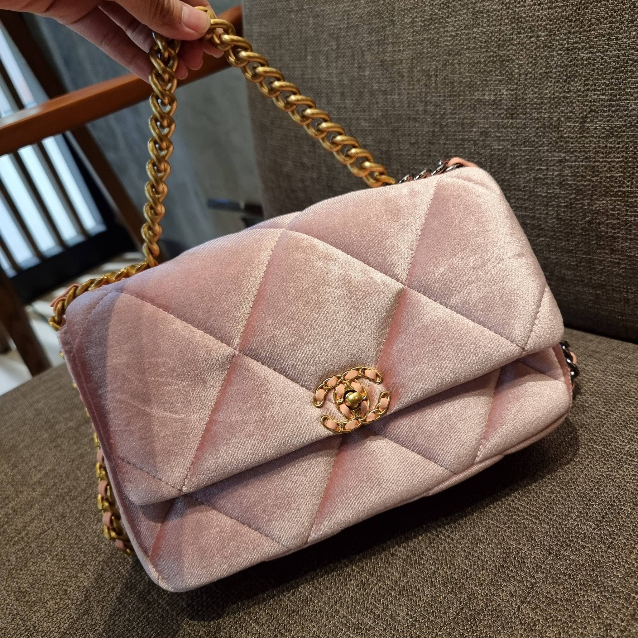ไม่มองไม่เหลียวไม่ได้แล้ว!! ความหรูที่โดดเด่นจากผ้ากำมะหยี่ สร้างดีเทลผู้ดี ลูกคุณมากๆ Chanel vip boutique กระเป๋าสะพายจาก duty free ในราคาสุดประหยัด!! ดีไซน์เลิศ ตกแต่งด้วยโซ่ทูโทน ลงตัวแบบไม่มีที่ติ เปิด-ปิดด้วยตัวบิดล็อค ภายในโล่งกว้าง ใส่กระเป๋าสตางค์