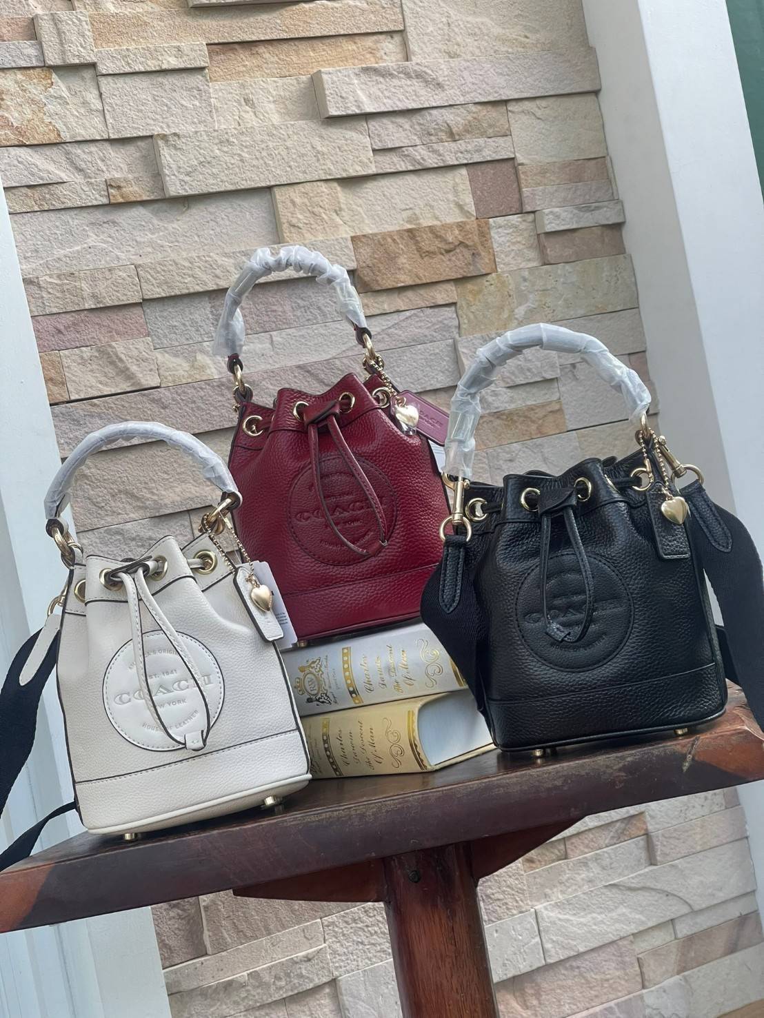 COACH DEMPSEY BUCKET BAG 15 WITH COACH PATCH AND HEART CHARM สวยงามด้วยดีไซน์ทรงตะกร้าแบบมินิมอลแสนน่ารัก ดีเทลสะดุดตา รูปทรงจดจำง่าย ถือแบบชิคๆ หรือยิ่งไปกว่านั้น สายสะพายของกระเป๋าก็สามารถถอดออกเพื่อเปลี่ยนรูปแบบการสะพายได้ทั้งแบบสะพายไหล่และสะพายคาดลำต