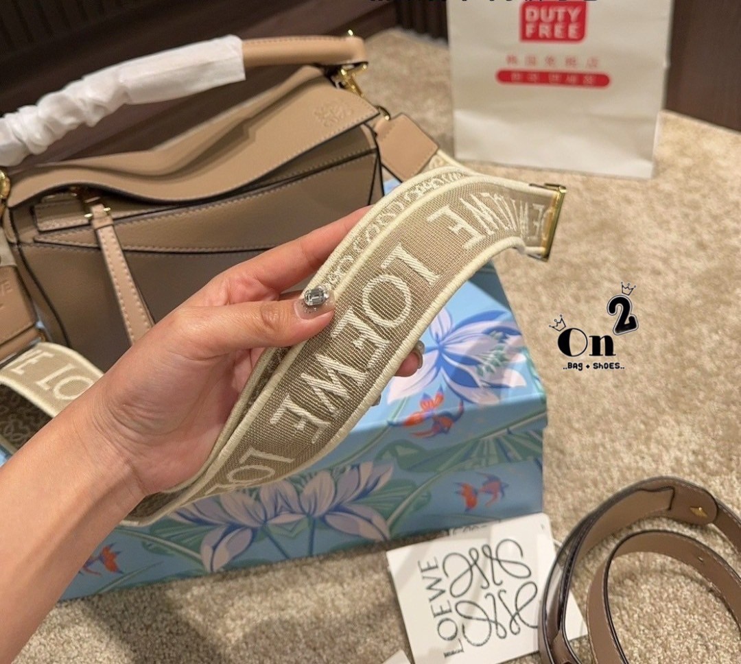 LOEWE Puzzle Bag With Jacquard Strap กระเป๋าสะพายแบรนด์หรู ทรงคล้ายลูกลักบี้ มาพร้อมสายยาวผ้าแจ็คการ์ด สวยงามมากค่ะ