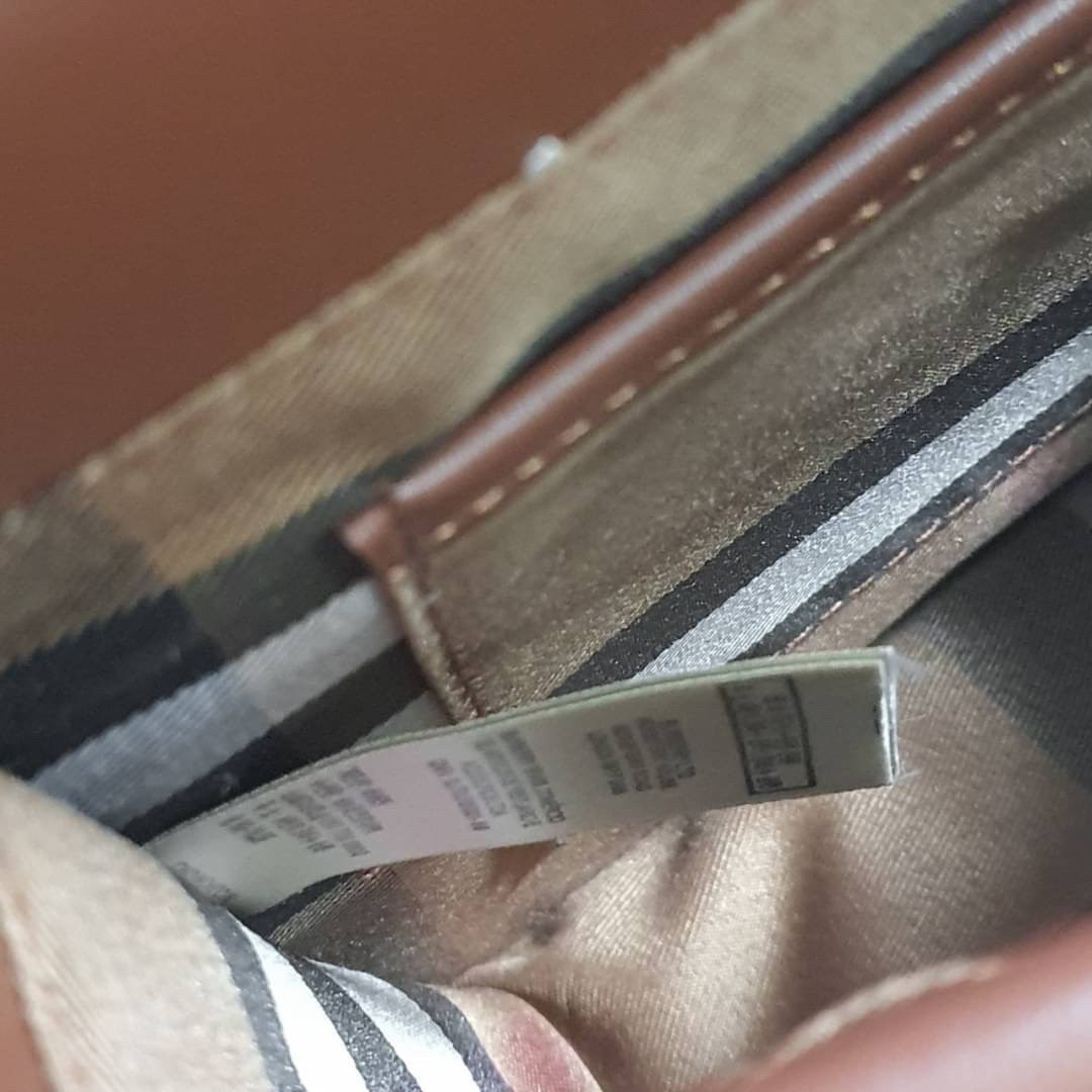 BURBERRY CROSSBODY VINTAGE BAG Limited Edition วัสดุหนังPVC สวยอยู่ทรง เปิดปิดด้วยฝาปิดกระดุมแม่เหล็ก ภายในมีช่องใส่ของแยกอีกช่อง สามารถใส่กระเป๋าสตางค์ยาว iphone เงิน ของจุกจิกได้ สายสะพายหนังยาวปรับระดับได้ อะไหล่แบรนด์สีทองวินเทจ Rare items เด็ดๆแบบนี้