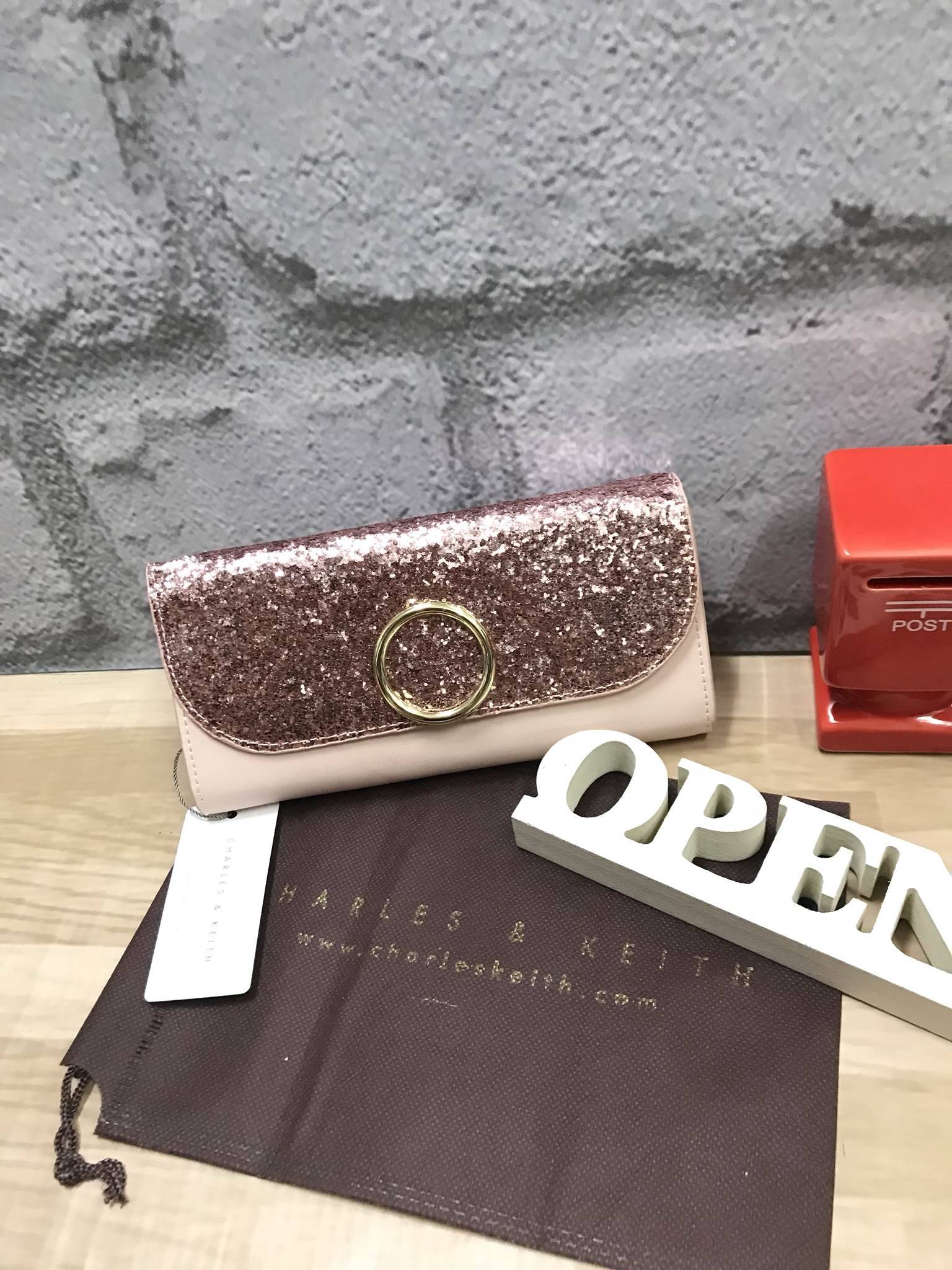 CHARLES & KEITH CIRCULAR DETAIL WALLET กระเป๋าสตางค์ทรงยาว วัสดุหนังpuที่มีทั้งแบบหนังเรียบและหนังลายคาร์เวียร์ เปิดปิดด้วยกระดุมแม่เหล็ก ภายในแยกเป็นช่องใส่บัตร,ธนบัตรและช่องซิปใส่เหรียญ ด้านหลังมีช่องใส่ของอีก1ช่อง ด้านหน้าดีไซน์เรียบง่ายแต่ดูหรู คอลเลค