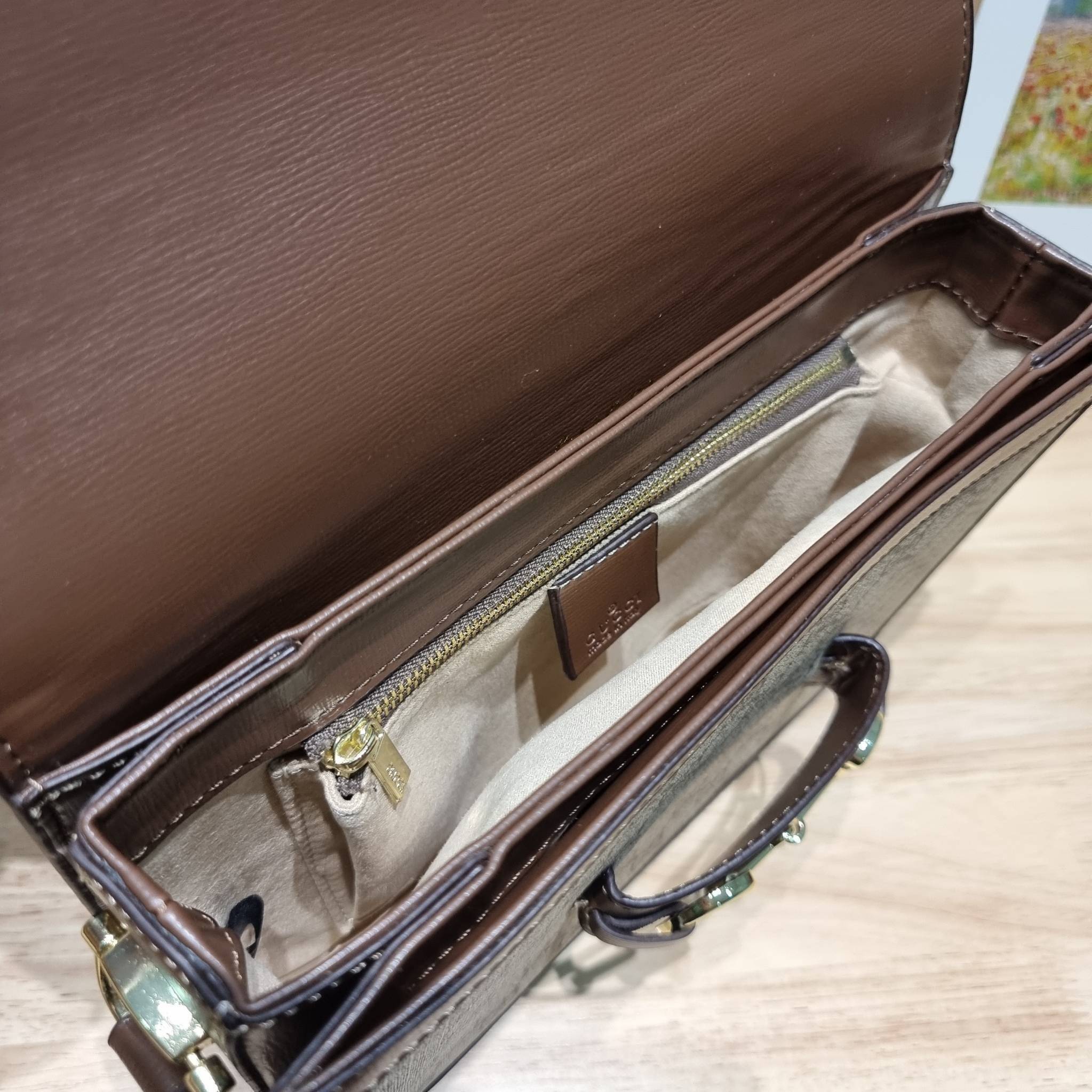 Gucci horsebit 1955 shoulder bag / GUCCI BAG พร้อมส่ง 5 สี กระเป๋าสะพายไหล่/สะพายข้างทรงคลาสสิค สวยผู้ดี ดารา เซเลปใช้กันเพียบ สวยอยู่ทรง มากี่รอบก็ไม่เคยพอ!! รุ่นเด็ดสุด!! ฮ็อตสุด!! ให้สิบว้าวไปเลย