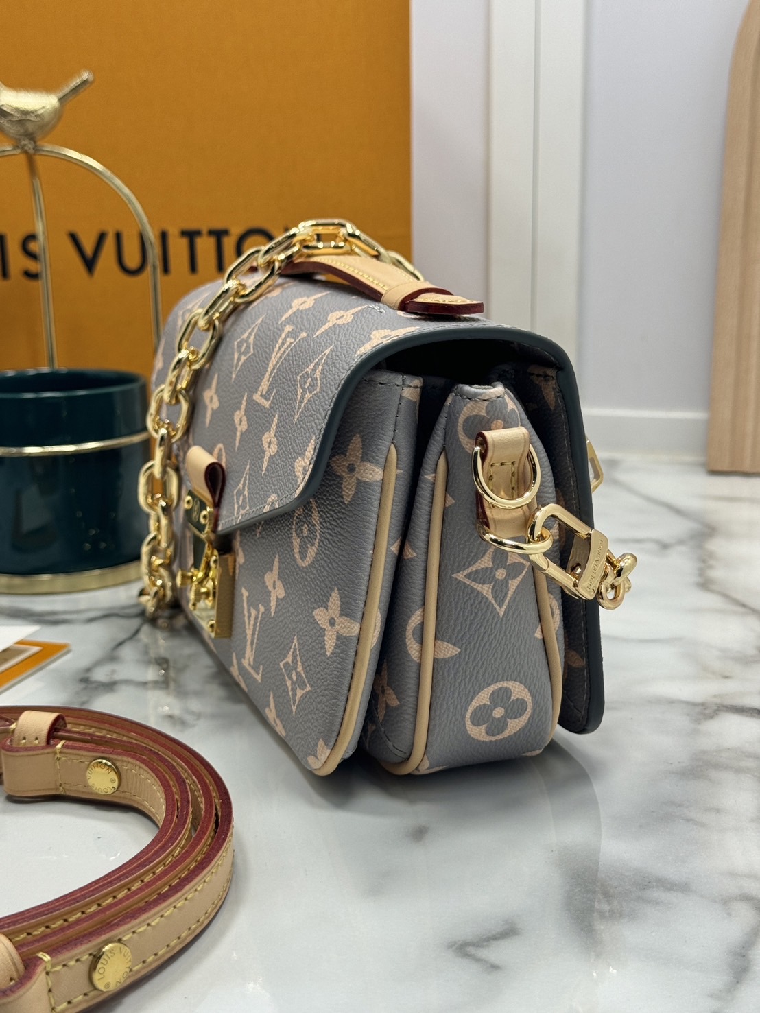 LV Pochette Métis East West กระเป๋าสะพายมัลติฟังก์ชั่น สีใหม่ลิมิเต็ดสวยละมุน วางลายตรงเป๊ะ สวยมากแนะนำเลยค่ะ ดีไซน์กะทัดรัด สะดวกพกพา สะพายไปเที่ยว ไปทำงาน ไปเดทก็ได้หมด ตอบโจทย์คนชอบความหลากหลายจริงๆ