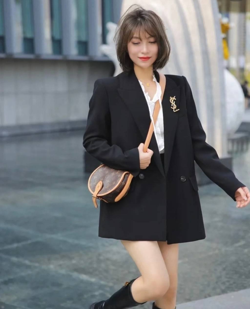 LV Tambourine Monogram Crossbody Bag กระเป๋าสะพายทรงสวย ดีไซน์คลาสสิควินเทจ งานหนังแคนวาสตัดสลับหนัง สายสะพายในตัวปรับได้ ถือเป็น clutch ออกงานก็ได้ ดูแพงมากๆ