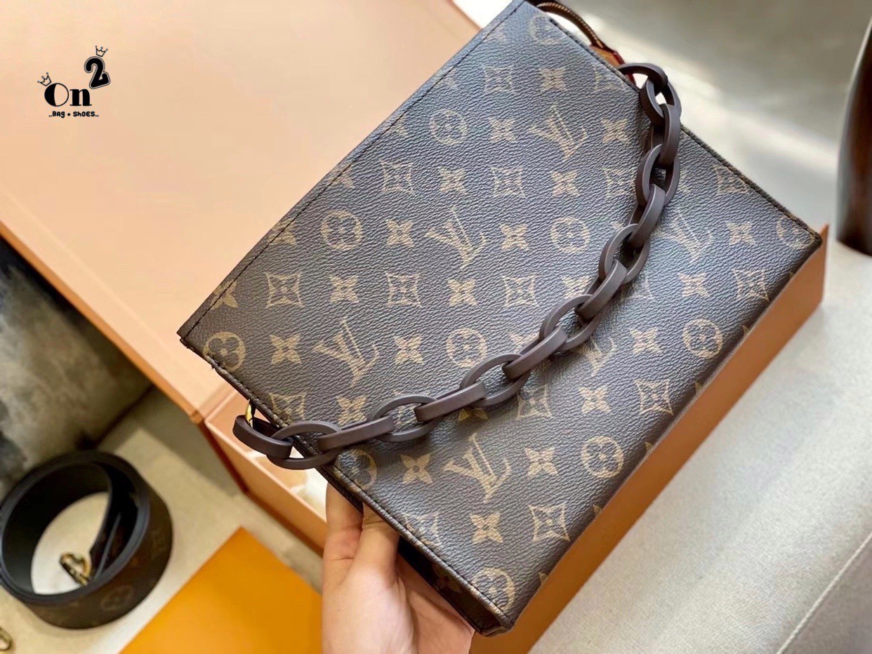 LV Toiletry 26 with strap / LV Toiletry Pouch 26 in Monogram Reverse Canvas with Wide Shoulder Strap Replica ต๊าซมากแม่ ลุคนี้ความเท่ ความปังได้หมด มาใหม่ลายโมโนแกรม งานซิปมา2 สาย งานสวยเป๊ะมาก ได้หญิงสะพายได้ ผู้ชายสะพายดี ใครหาอยู่ห้ามพลาดน้า งานอะไหล่ป