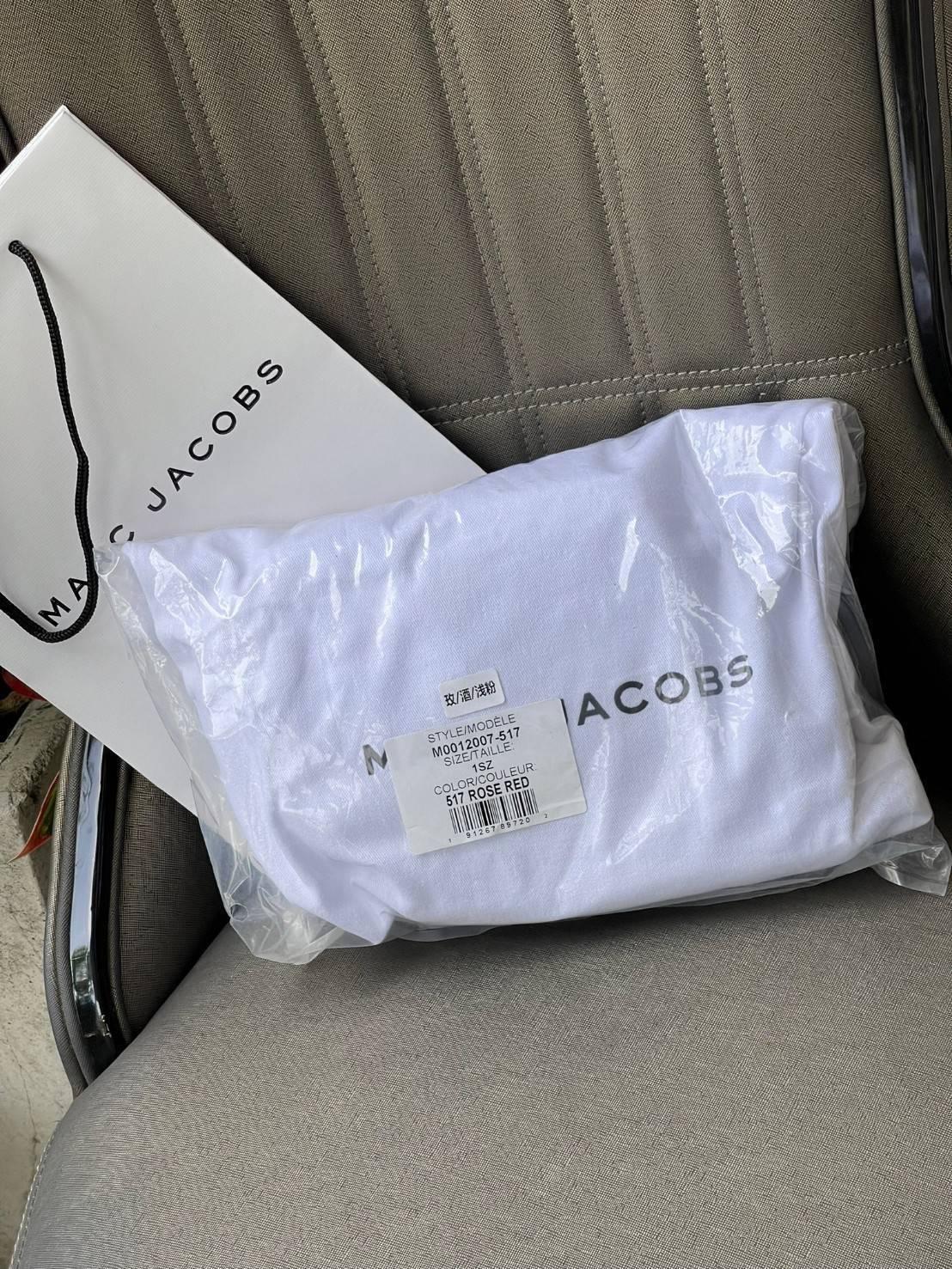 Marc Jacobs Snapshot Bag กระเป๋าแบรนด์ดังจากสัญชาติอเมริกัน นับได้ว่ารุ่นนี้เป็นรุ่นทรงฮิตเลยทีเดียว โดยด้านหน้ากระเป๋าจะเป็นโลโก้แบบโลหะที่เป็นสัญลักษณ์ของแบรนด์นี้ มาพร้อมสายสะพายที่จะสะพายยังไงก็ดูโดดเด่น เพราะขนาดใหญ่ที่สกรีนตัวอักษรโลโก้ ในรูปแบบต่าง
