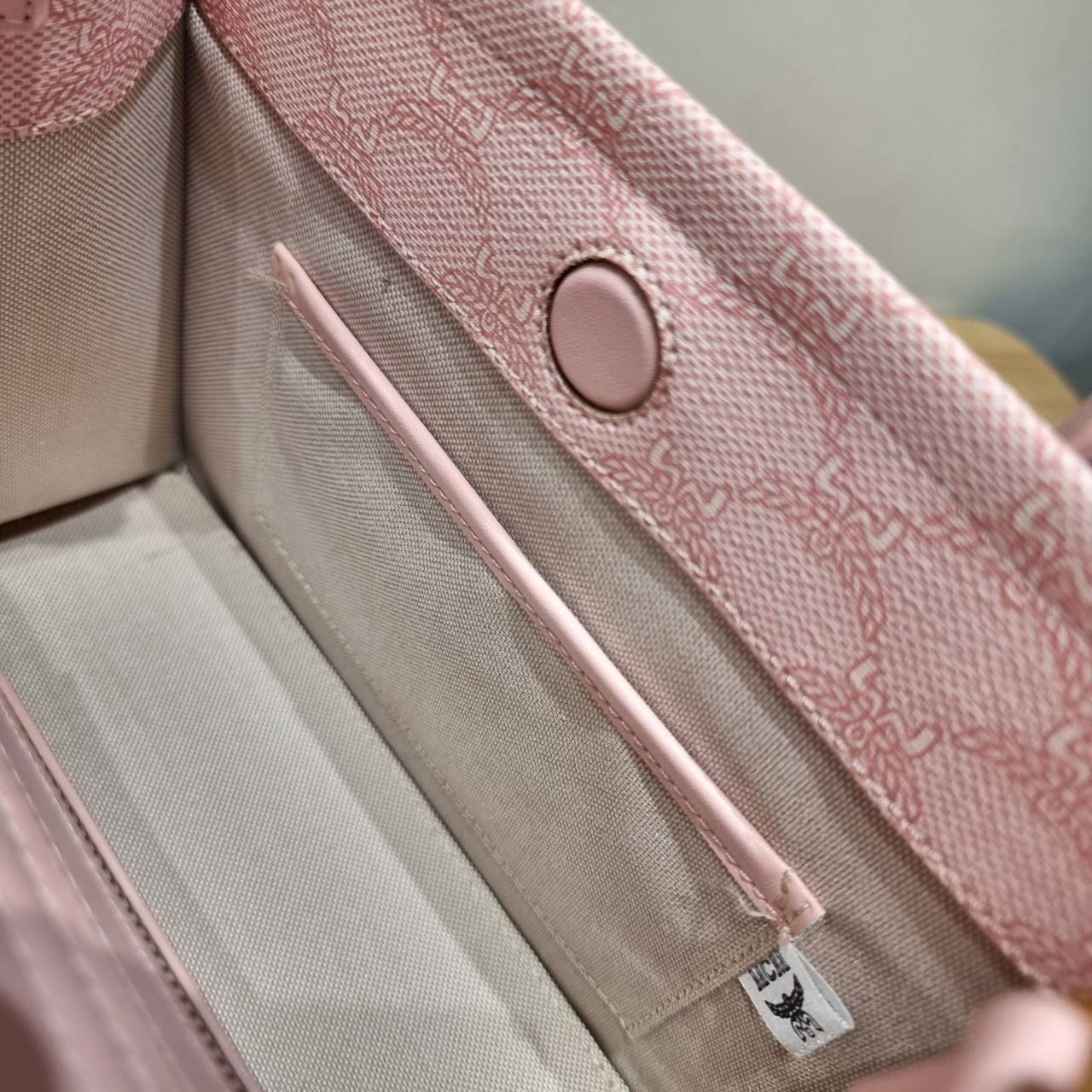 M.C.M HIMMEL SMALL TOTE IN LAURETOS คอลเลคชั่นใหม่ สีเข้าใหม่ ดีไซน์ละมุน น่ารักน่าใช้มากๆ ต้อนรับลวดลาย lauretos ไอคอนิกโมโนแกรมใหม่ ที่สวยแตกต่าง กระเป๋าทรงโท้ท โทนสีเรียบหรู