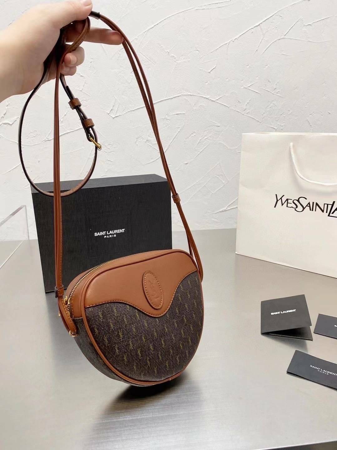 2021 SAINT LAURENT LE MONOGRAMME CŒUR bag / YSL Le Monogramme Crossbody Bag - Brown กระเป๋าสะพายสไตล์วินเทจ โทนสีผู้ดี ภายในโล่งจะสะพายไหล่ Crossbody ก็ดูดี สินค้ามาพร้อมถุงผ้าและกล่องแบรนด์ พร้อมส่งที่ไทยราคาสุดคุ้ม สาวก YSL ห้ามพลาด!