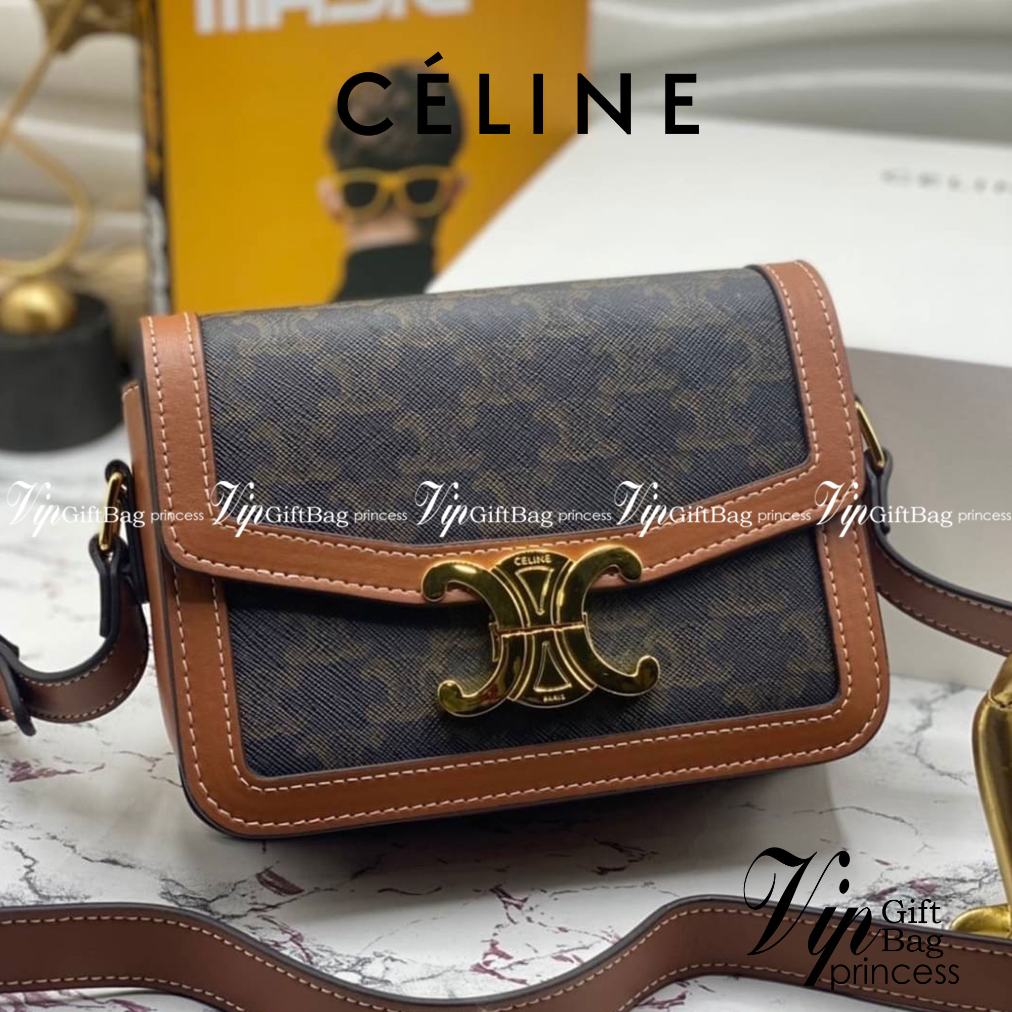 CELINE TRIOMPHE CROSSBODY BAG / CELINE TEEN ดีไซน์ยอดนิยมสไตล์ LISA ทรงสี่เหลี่ยมหนังสวยหรูอยู่ทรงเปิดปิดด้วยฝาปิดโลโก้แบรนด์อะไหล่ทอง ภายในมีช่องหลัก ช่องย่อย และช่องซิป สามารถใส่มือถือของใช้จุกจิกได้เยอะ มาพร้อมสายสะพายหนังยาวปรับระดับได้ จะสะพายไหล่ CR