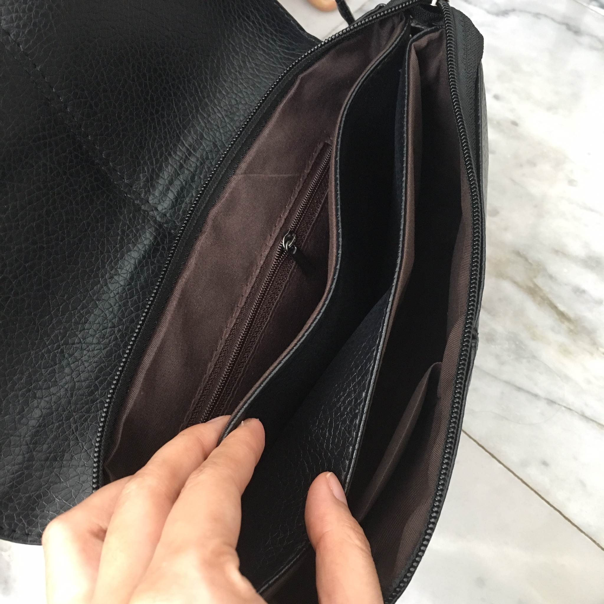 เอาใจสาวๆ ที่ต้องการหากระเป๋าสะพายทรงนี้ สีดำ อะไหล่ดำ เรียบหรูมากคะ จากแบรนด์ Parfois ตัวกระเป๋าสะพาย ปรับเก็บสายถือเป็น clutch bag ได้คะ มีสายคล้องข้อมือ ขนาดกะทัดรัด พร้อมช่องแยกเก็บของถึง 3 ช่องใหญ่ ใส่ กระเป๋ายาว มือถือ iphone 6 plus ได้คะ น้ำหนักเบา