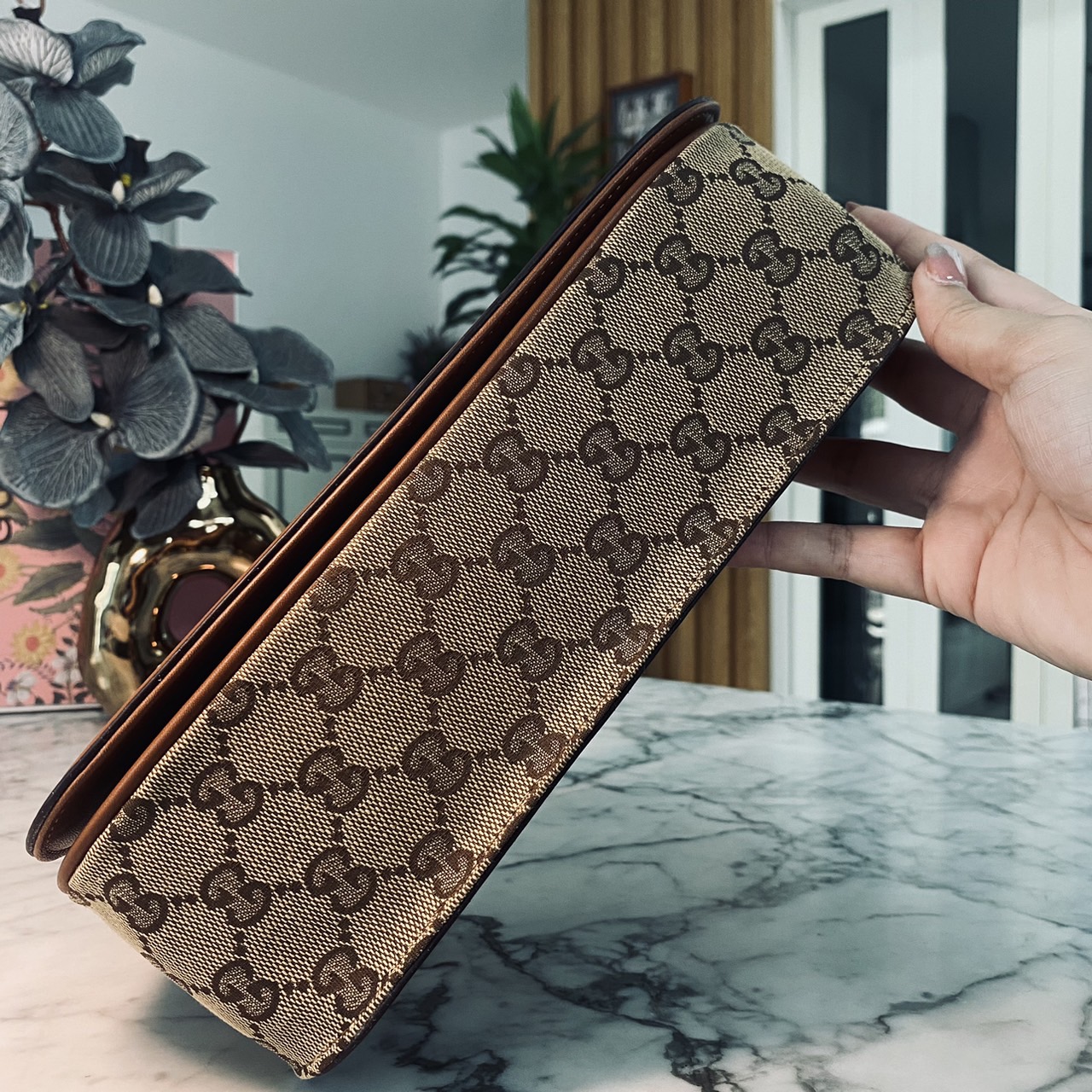 Gucci Blondie small top handle bag กระเป๋าสะพายรุ่นใหม่สุดไอคอนนิก งานหนังสวยมาก มีกลิ่นหอมอ่อนๆ เหมาะมากสำหรับของขวัญปีใหม่นี้ จะให้ตัวเองหรือให้เป็นของขวัญก็ดีงามมากๆ