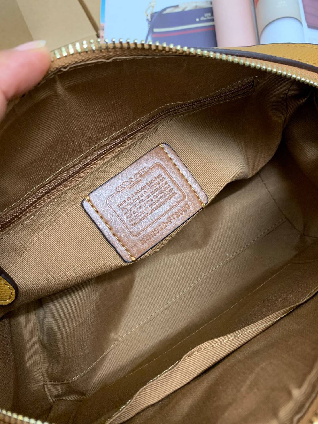 COACH ROWAN SATCHEL BAG ((79946)) กลับมาอีกครั้ง พร้อมสีหายากค่ะ! กระเป๋าหิ้วทรงหมอนสุดฮิตของสาวๆ//สะพายข้างได้ หนังแท้ ลายหนังสวย ทรงสวย ด้านหน้ามีช่องซิปให้หนึ่งช่อง เปิดปิดช่องหลักแบบซิป ภายในกว้างใส่ของจำเป็นของสาวๆได้ครบ มีช่องเล็กและช่องซิปใส่ของจุก