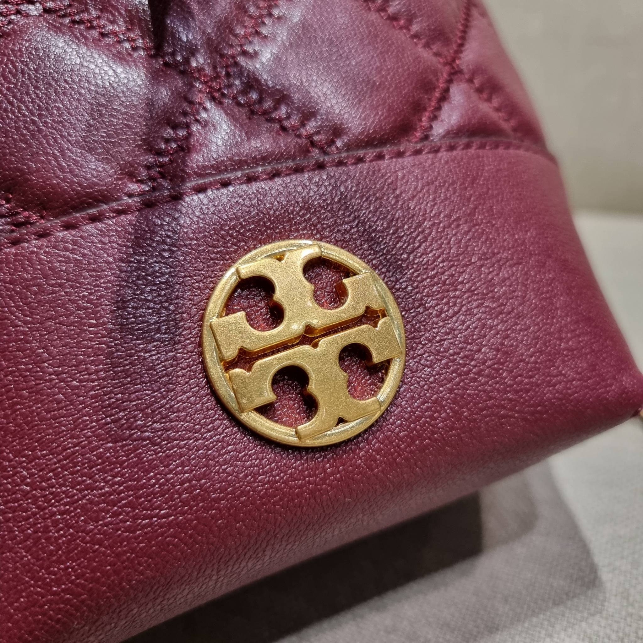 TORY BURCH WILLA MINI BUCKET BAG NEW ARRIVAL สุดปัง กระเป๋าสะพายทรงบัคเก็ต สวยผู้ดี โดดเด่นด้วยโลโก้สีทองดูหรู อัพลุคผู้ดี๊ผู้ดี วัสดุหนังแท้ ดีไซน์บุนวม เส้นคมดีเทลหรู เปิด-ปิดหนังรูดปากกระเป๋า มีหูหิ้วในตัว คล้องแขนเก๋ๆ ภายในเป็นช่องโล่ง มีช่องย่อย ใส่ข