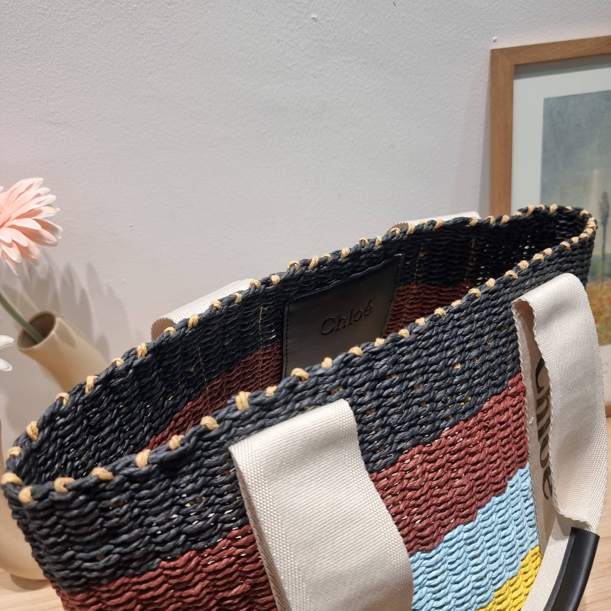 CHLOE LARGE WOODY BASKET Multicolor กระเป๋าสะพายสานทรงตะกร้า ยอดฮิตติดลมของแบรนด์ ด้วยวัสดุสังเคราห์จากธรรมชาติ สานทอเต็มใบออกมาเป็นลวดลายสวยงาม