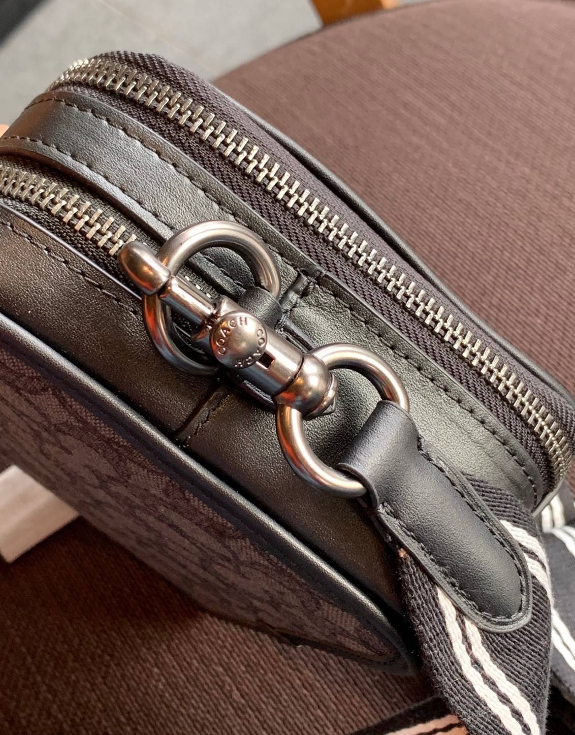 รุ่นสุดคูลล ใช้คู่ได้ทั้งชาย//หญิงเลยค่าา😘 COACH CHARTER CROSS BODY IN SIANATURE JACQUARD((C3780)) 💋พร้อมส่ง สินค้าออกใหม่ ไม่มียังไงไหว!! ✔️กระเป๋าสะพายครอสบอดี้ร์ หรือสามารถสอดมือตรงหนังด้านหน้าถือแบบเก๋ๆได้ด้วยค่าา วัสดุJacquardท