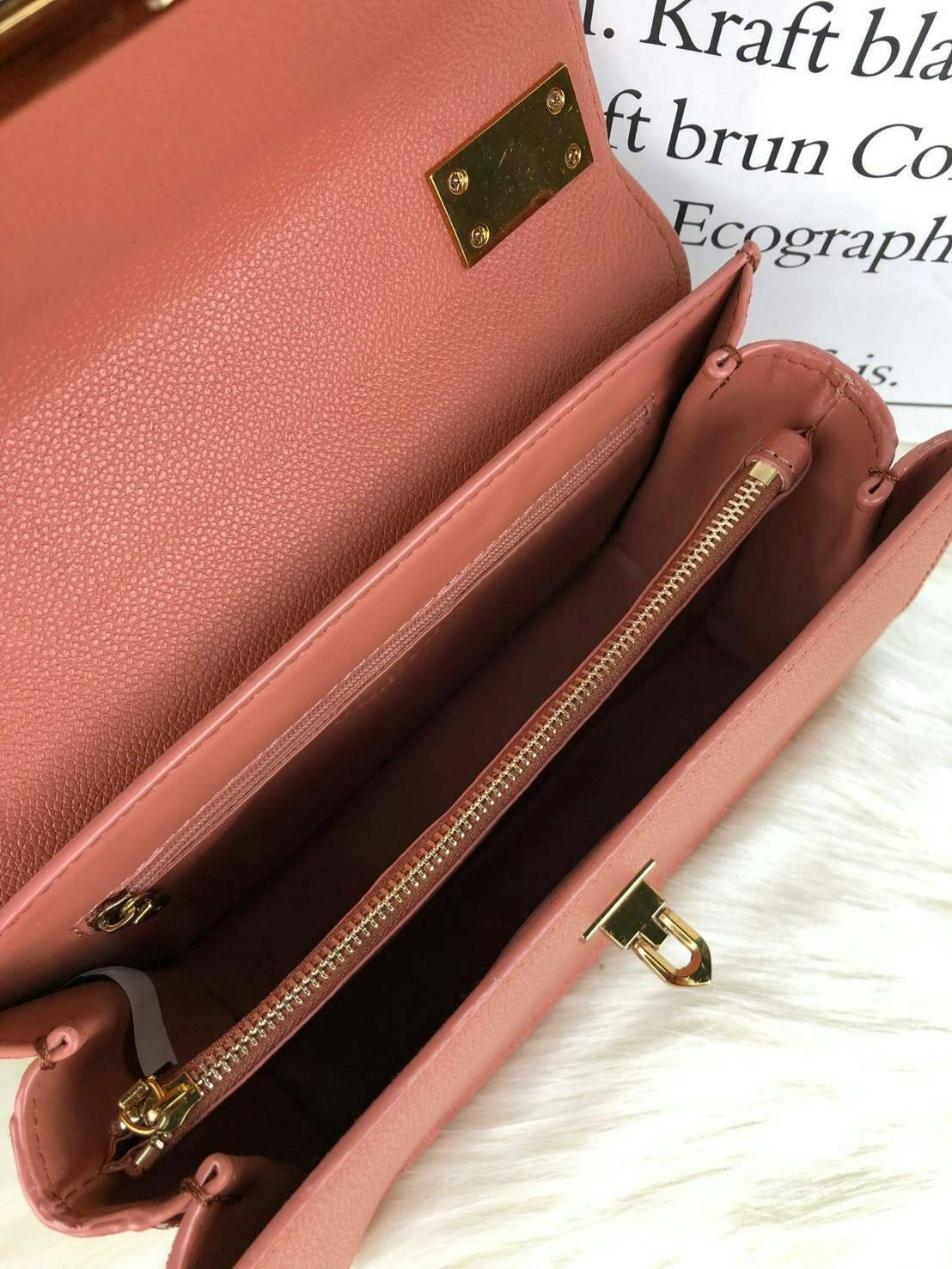 CHARLES & KEITH METAL PUSH LOCK CROSSBODY BAG รุ่นฮิตขายดีมีมาพร้อมส่งแล้วจ้า กับกระเ๋าสะพายไซส์น่ารัก วางอยู่ทรง เปิดปิดด้วย ตัวล็อกด้านหน้า ด้านในแบ่งเป็น 2 ช่องมีช่องซิปตรงกลาง จุของได้เยอะพอควรเลยค่ะ ใส่ iPhone plus ได้สบายๆ และของจุกจิกที่จำเป็น รุ่น