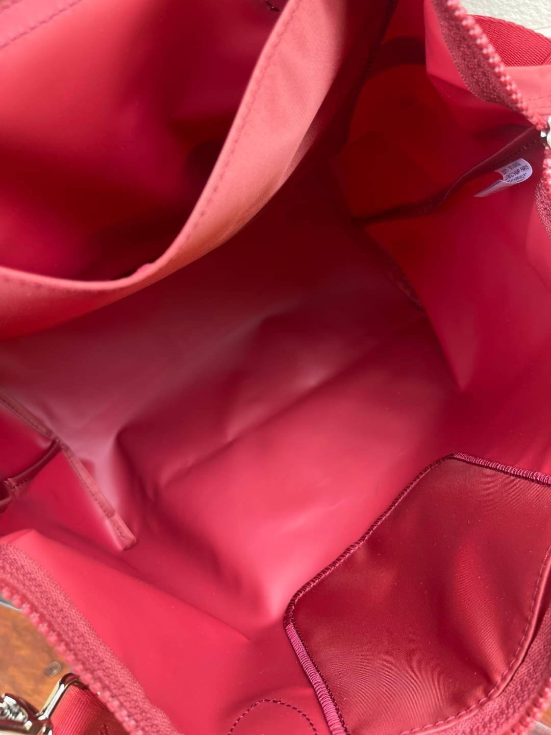 8สี พร้อมส่ง Longchamp LE PLIAGE NÉO TOP HANDLE BAG (medium size) อีกหนึ่งรุ่นยอดนิยม ที่สาวๆ ต้องมีไว้เก็บไว้สักใบ กระเป๋าโท้ทใบนี้ มาพร้อมกับสีที่มีสไตล์เรียบง่าย มีสายสะพายยาวปรับสั้นยาวได้ช่วยให้คุณสามารถสะพายไหล่ได้อย่างสบาย ในตัวสายปักโลโก้อันเป็นสั