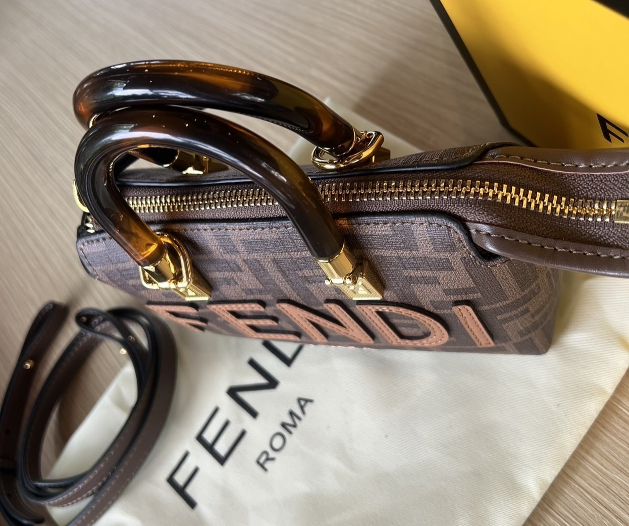 FENDI By The Way Mini Small brown FF fabric Boston bag / FENDI Bag พร้อมส่ง กระเป๋าสะพายใบเล็ก ผลิตจากผ้าแจ็คการ์ดลาย FF เป็นเอกลักษณ์ **สินค้าเกรดออริจินอล 1:1 สลับแท้