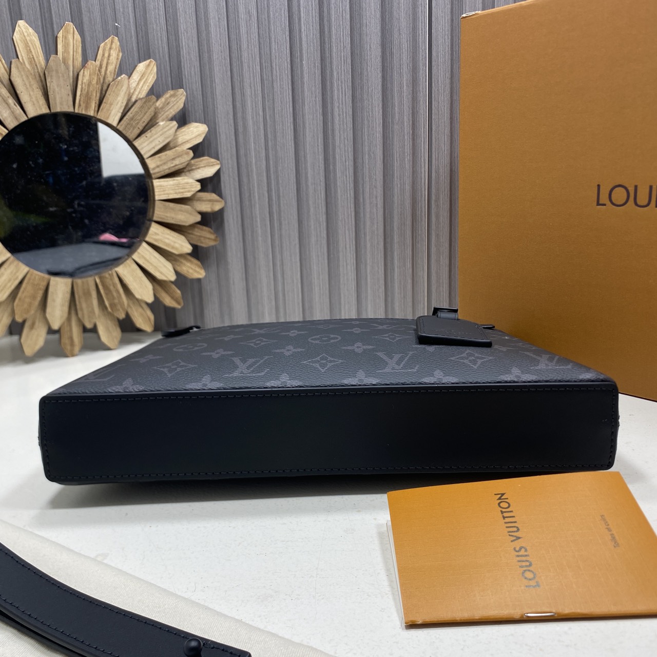 TOP ORI หนังแท้ | LV Takeoff Pouch Clutch Bag กระเป๋าทรงคลัช แคนวาสสุดคลาสสิกของเมซง มีขนาดกะทัดรัดสามารถพกพาแทนกระเป๋าเอกสารแบบดั้งเดิม ช่องกระเป๋าหลักขนาดใหญ่เพียงพอสำหรับใส่แท็บเล็ต