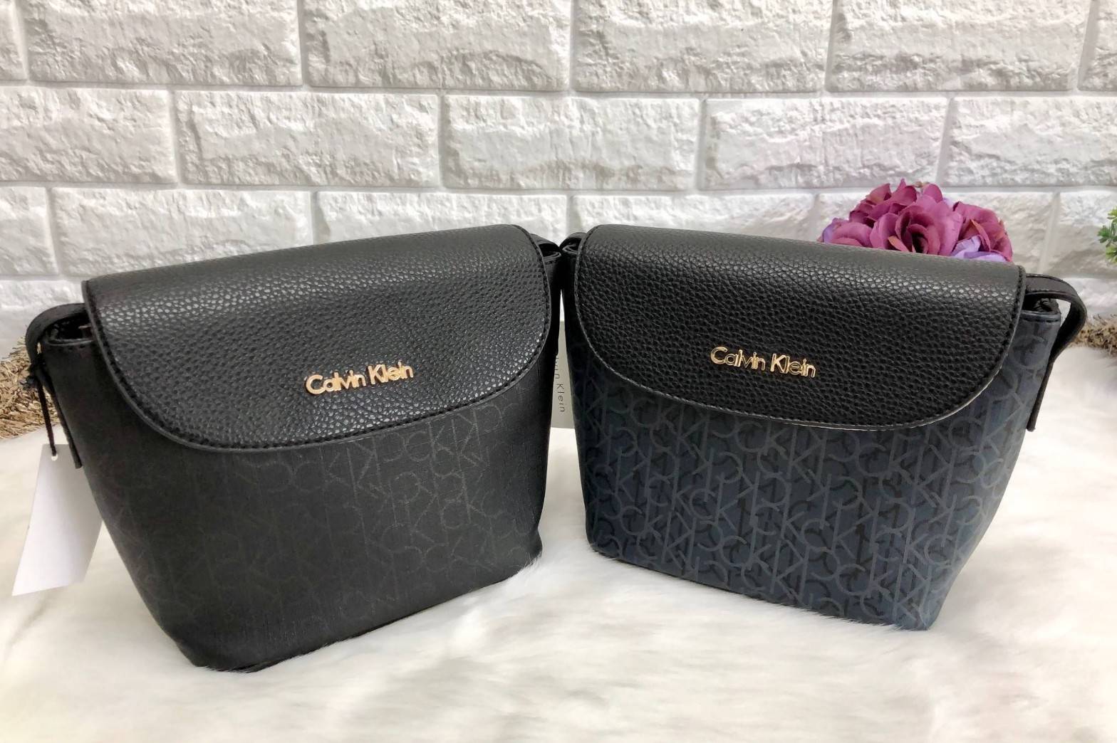 CALVIN KLEIN CROSSBODY BAG กระเป๋าสะพาย cross body วัสดุหนังผสมสัมผัสนิ่ม ขนาดกระทัดรัด ตัวกระเป๋าลายแบรนด์ทั้งใบ ฝาปิดมีโลโก้แบรนด์ เปิดออกมามีซิปปิดปากกระเป๋า ภายในโล่ง สามารถใส่ กปต.ใบขนาดปกติได้ มือถือได้ทุกรุ่น มีช่องเล็กให้ใส่ของจุกจิก พร้อมสายสะพาย