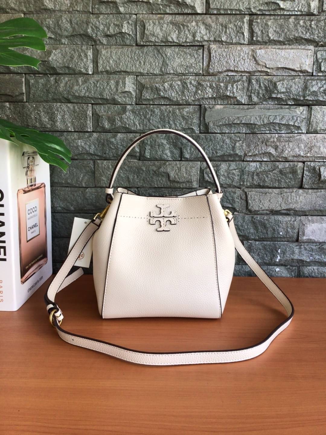 คอลเลคชั่นขายดี มากี่รอบๆ ก็หมดไวทุกรอบ!! TORY BURCH MCGRAW MINI BUCKET BAG กระเป๋าสะพาย และ ถือ คล้องแขน ทรงถัง สะพายได้ 2 ทรง ผลิตจากหนังแท้ หนังลูกวัว หนังนุ่ม หนังหอม น้ำหนักเบามากกก!! หนังลื่น นิ่มสวยมากๆ!! ด้านหน้าประดับโลโก้แบรนด์ ภายในโล่งกว้าง มี
