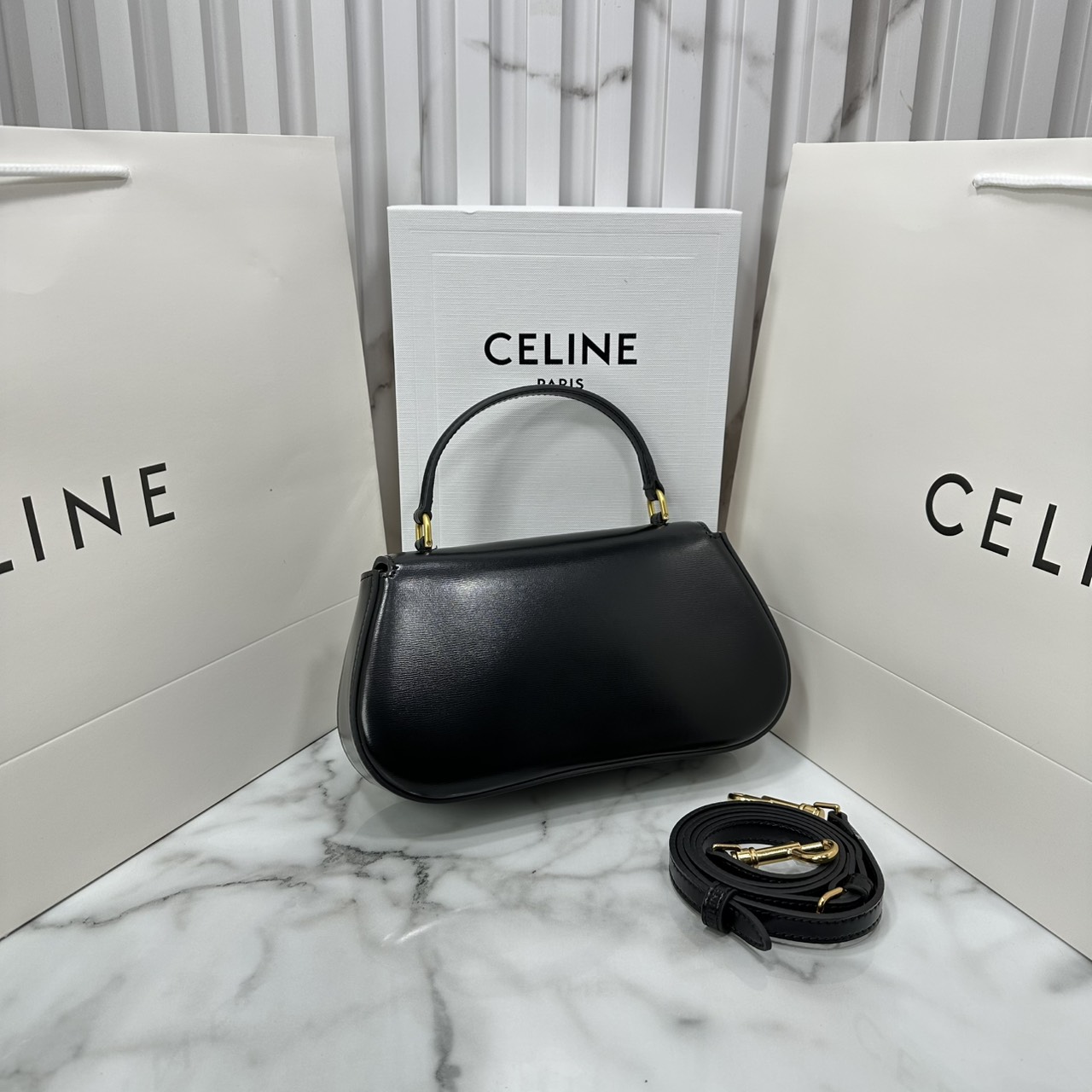 ORI หนังแท้ | CELINE TEEN CELINE LOLA IN shiny calfskin กระเป๋าสะพายทรงคลัช หนังเรียบผิวสัมผัสนุ่มลื่น คอลเลคชั่น Essentials เหนือกาลเวลาสำหรับผู้หญิงและผู้ชาย