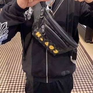 COACH F72924 TERRAIN BELT BAG IN SIGNATURE CANVAS WITH PAC-MAN COACH SCRIPT กระเป๋าคาดอก คาดเอวสุดฮิต รุ่นใหม่ล่าสุด ลายซี signature ดำ/เทา สกรีน COACH สีเหลือง สายปรับได้ ด้านในมีช่องใส่ของได้คะ ใส่ได้ทั้งคุณผู้หญิงและชาย ใส่แล้ว สวย เท่ห์ ดูดีมากๆค่ะ &#