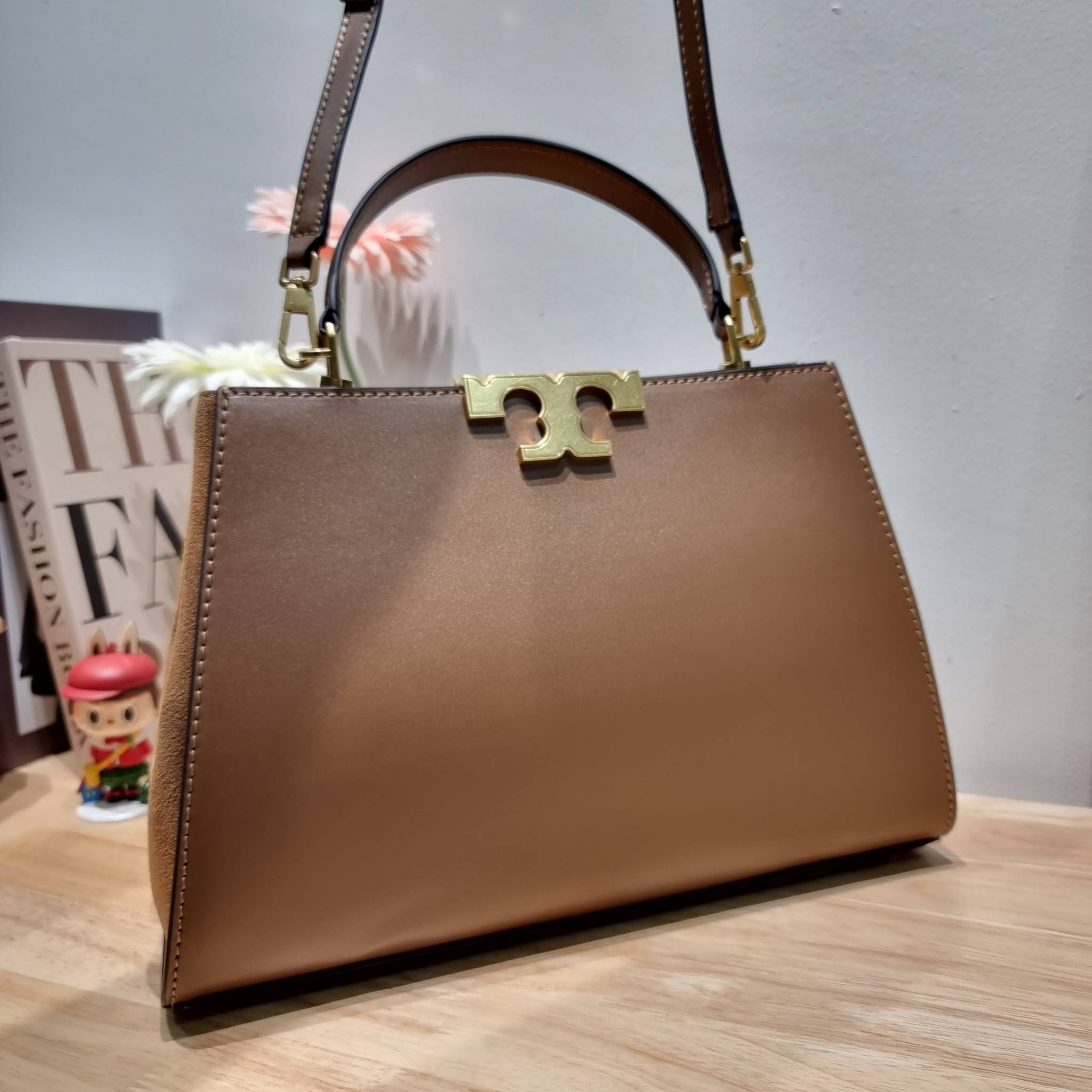 TORY BURCH ELEANOR SPAZZOLATO SATCHEL ใหม่และดูดีเกินต้าน กับกระเป๋าถือทรงสวย ใบใหญ่ ดีไซน์ผู้ดีเรียบหรู ถือขับผิวไปเลยทุกสี สวยคม มาพร้อมหูจับในตัว