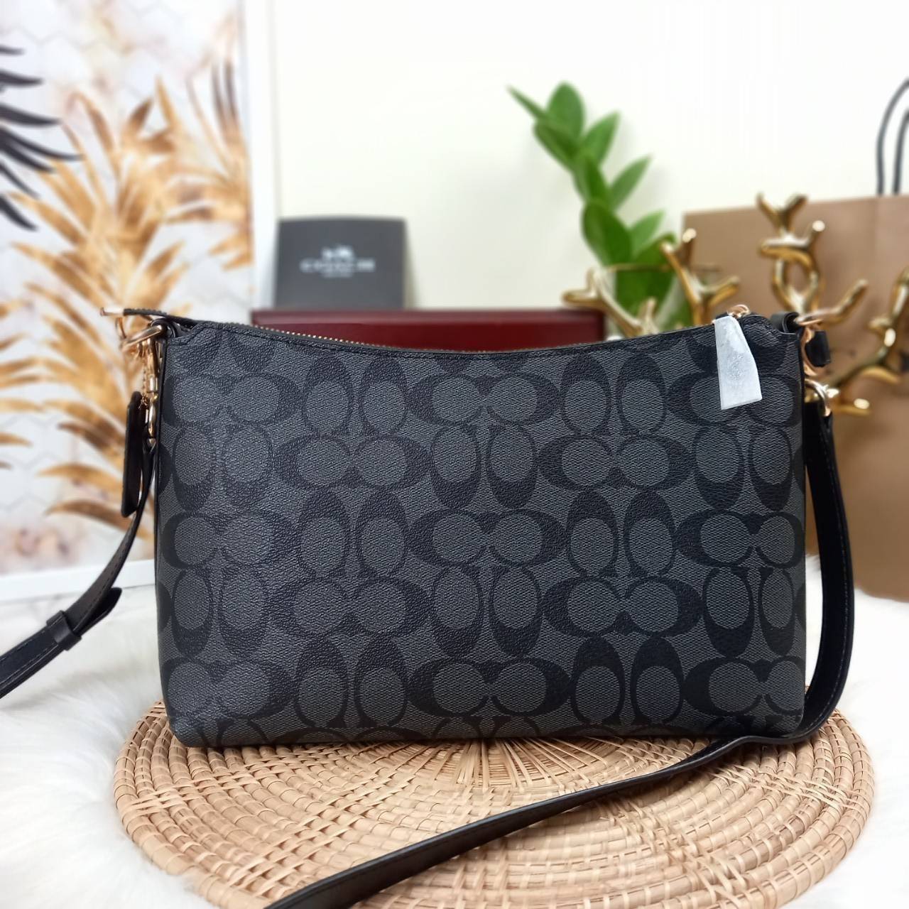 COACH LEWIS SHOULDER BAG IN SIGNATURE CANVAS (COACH F85696)🌺พอชใบใหญ่ ใส่ของได้จุใจ มีสายให้ 2 สาย อะไหล่สีทอง หรูหรา คลาสสิค สายยาวถอดได้ ปรับได้ ช่องด้านใน กว้างมากๆ ใช้ได้ทุกโอกาสจริงๆ แนะนำ ไม่ควรพลาดจ้า