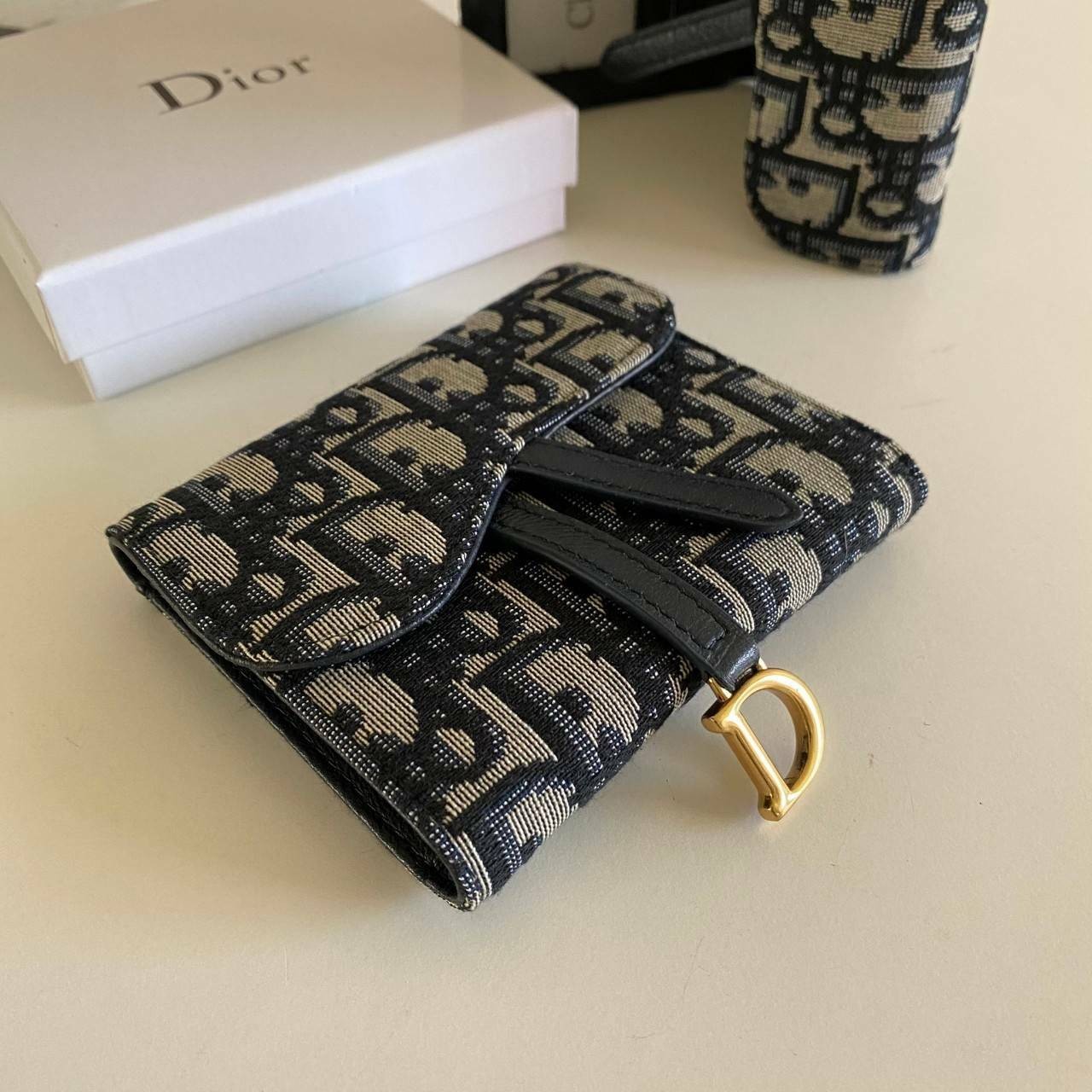 VIP 】DIOR WALLET MONOGRAM กระเป๋าสตางค์ 3 พับ วัสดุหนังแท้ และผ้า Jacquard อย่างดี ทอสวยงามที่สุด ผสมผสานความสง่างามและคลาสสิกที่เข้ากับยุคสมัย ด้านหน้าโดดเด่นด้วยซิกเนเจอร์ของ Christian Dior อะไหล่สีทองอ่อน เงางาม เป็นอีกหนึ่งรุ่นที่ดาราเชเลปใช้กันเยอะมา