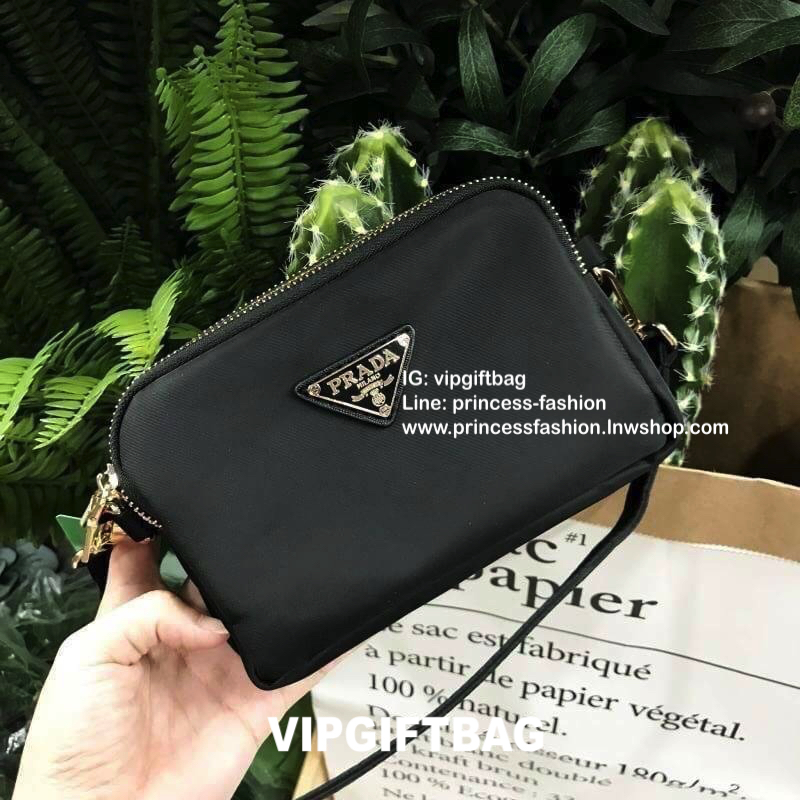 PRADA CROSSBODY BAG WITH ZIP GIFT WITH PURCHASE (GWP) กระเป๋าสะพายพรีเมี่ยมกิ้ฟ Limited Edition จากเคาน์เตอร์แบรนด์ดีไซน์เรียบหรูดูดี วัสดุ Nylon & Polyester 100% เนื้อหนาคุณภาพดีตามแบบฉบับของแบรนด์ ด้านหน้าประดับโลโก้มีช่องแบ่ง3ช่องเป็นสัดส่วนเปิดปิดด้วย