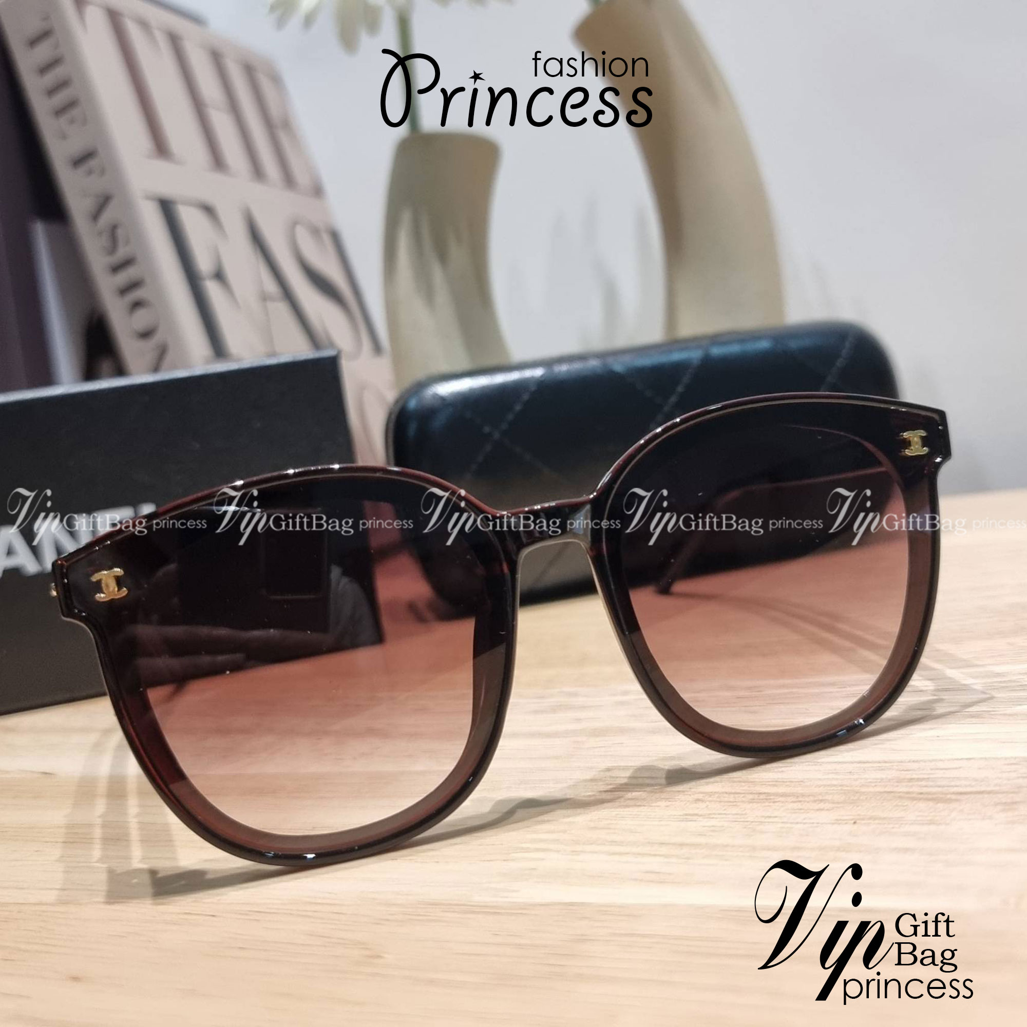 Chanel eye-glasses UV protection gift Box set สุดคุ้ม มาพร้อมอุปกรณ์ครบเซ็ท ดีไซน์ชิคมากแม่!! รับรองไม่ซ้ำใคร ใส่เสริมโหงวเฮ้ง ดูผู้ดี มีพกติดตัวไว้ไม่ตกเทรนด์ ใช้ได้ทุกโอกาส ทุกสถานการณ์ ใส่ที่บ้านถนอมสายตา