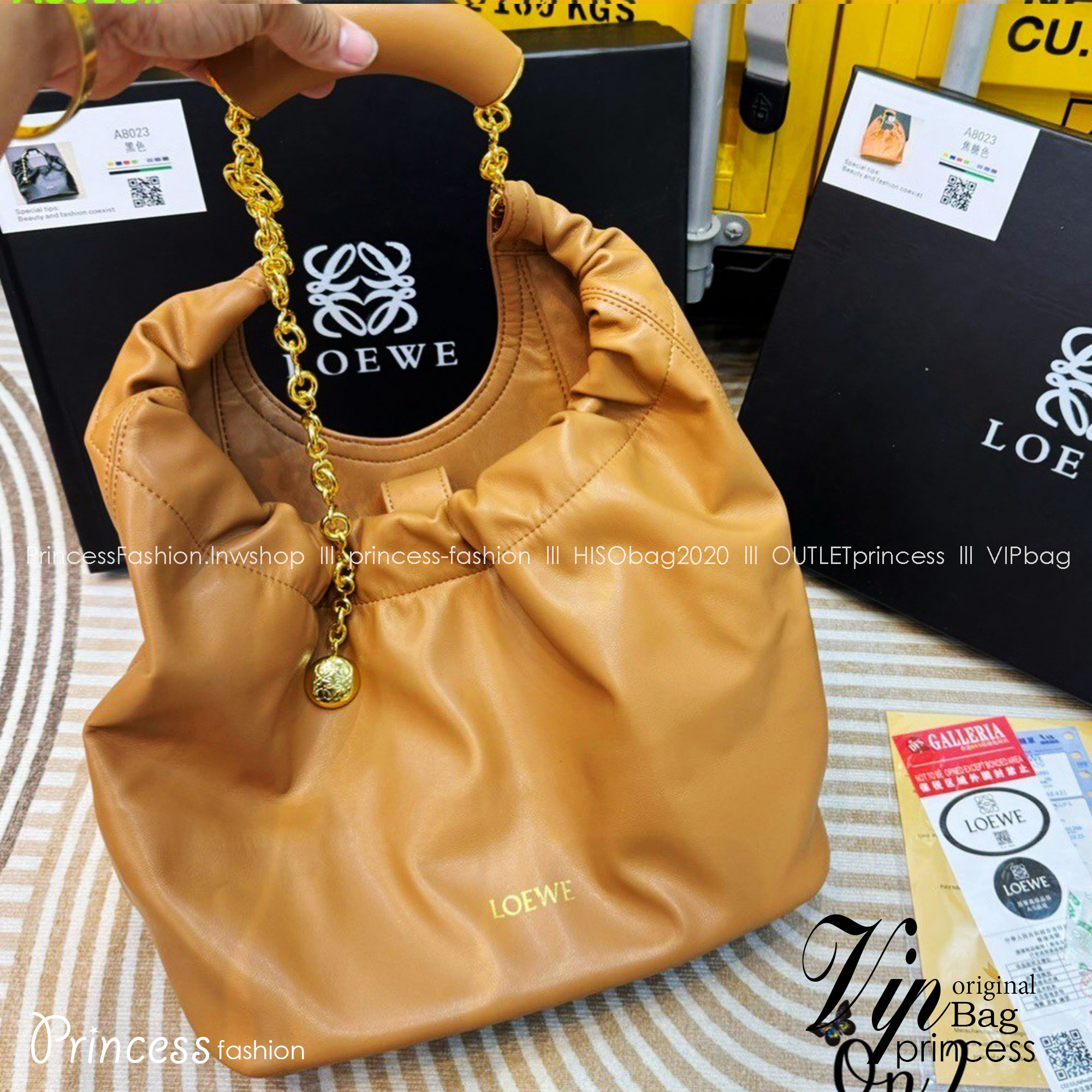 LOEWE Medium Squeeze bag in nappa กระเป๋าสะพายคอลใหม่ ดีไซน์เก๋เรียบหรูงานสวยทั้งภายนอกและภายใน ขึ้นแบบจากงานจริง เป๊ะสุด ปั้มทุกจุด งานจริงสวยทุกมุมเป๊ะปังมากค่ะ