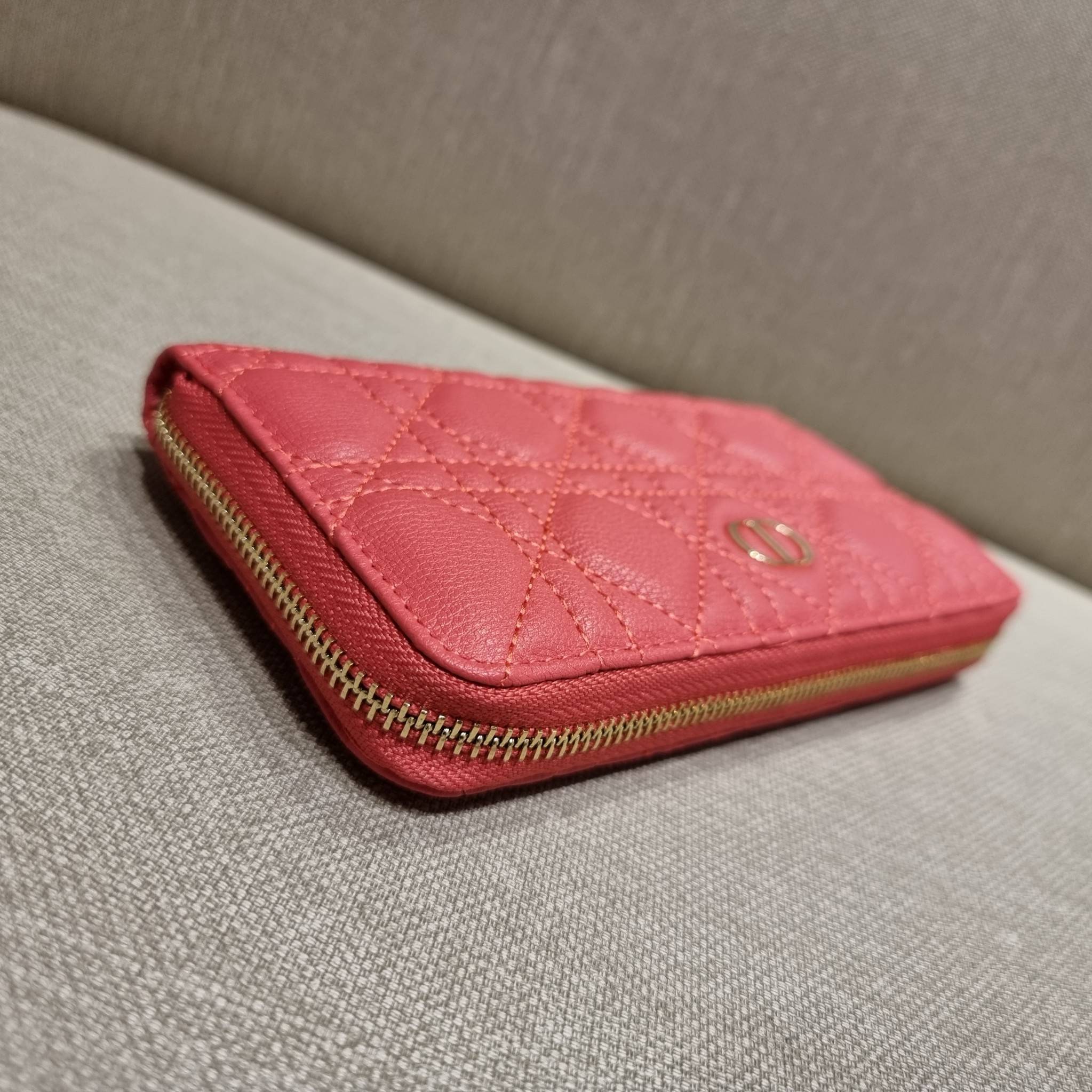 VIP 】CD LONG WALLET WITH GWP ใหม่ล่าสุด กระเป๋าสตางค์ใบยาว พิเศษจาก duty free ใบจริงสวยคม ใช้แล้วรับทรัพย์ ขับผิว วัสดุหนังแท้เต็มใบ สัมผัสดีงาม เปิด-ปิดด้วยซิปรอบ ภายในใส่บัตรได้เยอะ ใส่ธนบัตรได้เต็มที่ มีช่องซิปใส่เหรียญได้ พร้อมส่งความสวยถึงบ้านแบบครบเ