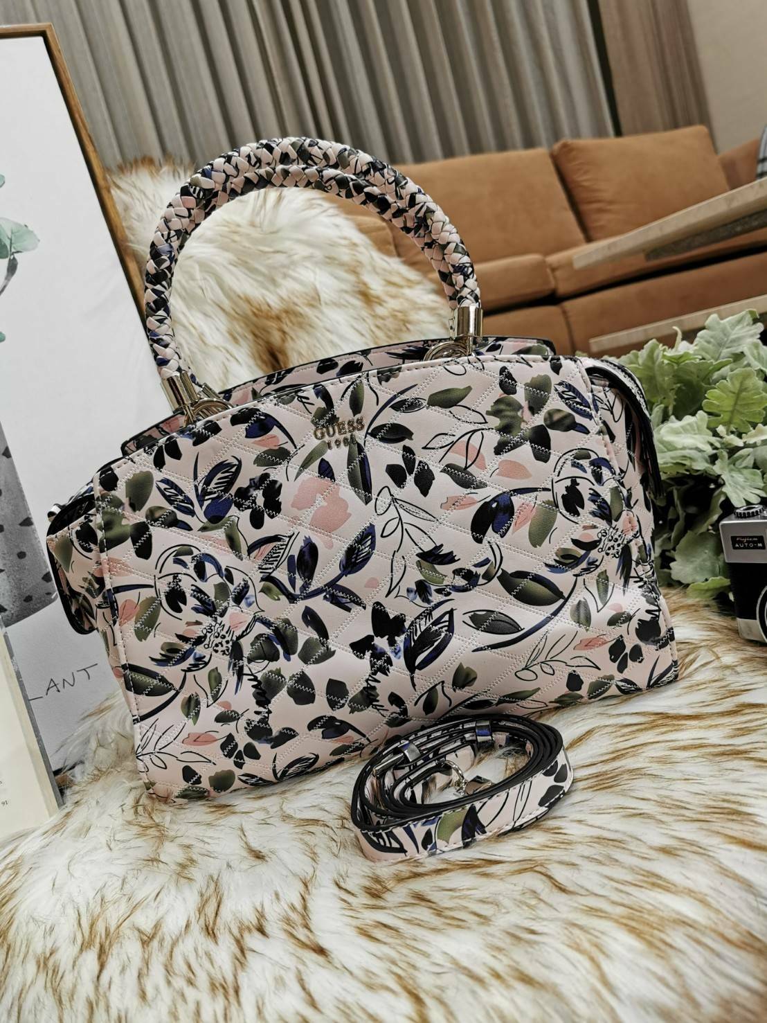 GUESS WOMAN CROSS BODY BAG กระเป๋าถือ/สะพายรุ่นใหม่ล่าสุดจาก GUESS FACTORY หนังสวยอยู่ทรงขนาดกำลังดี น้ำหนักเบา ด้านหน้าประดับโลโก้แบรนด์เปิดปิดด้วยซิปสะดวกใช้ ด้านข้างมีกระดุมปรับขยาย ภายในมีโลโก้ ช่องซิปและช่องใส่ของ ซับในพิมพ์แบรนด์ ใส่กระเป๋าสตางค์ มื