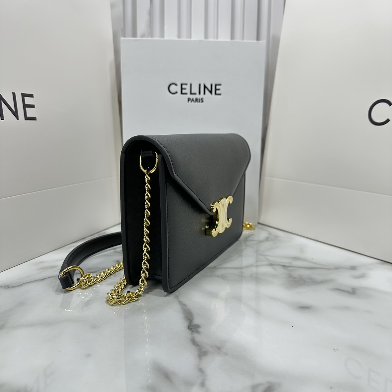 ORI หนังแท้ | CELINE WALLET ON CHAIN MARGO IN TRIOMPHE กระเป๋าสะพายสวยอยู่ทรงตั้งได้ รูปทรงย้อนยุคสไตล์วินเทจลัคชู ดีไซน์เอกลักษณ์ ขนาดกำลังดี