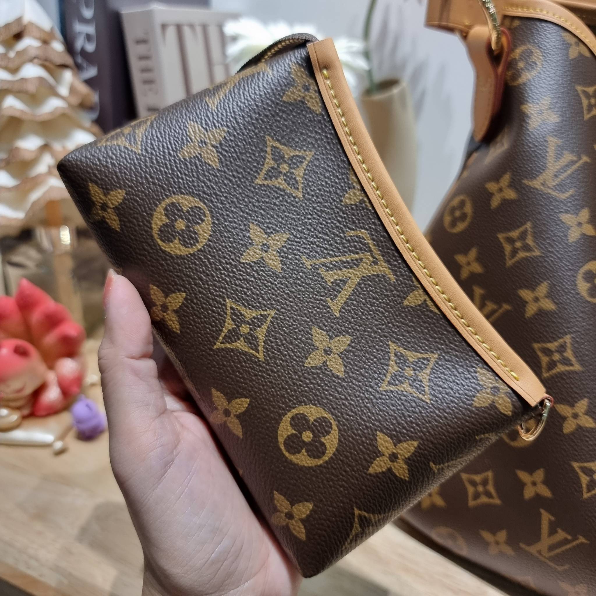 LV delightful bag / LV CARRYALL Monogram Canvas / LV Shopping Bag กระเป๋าทรงโท้ทใบใหญ่ ขนาดจุได้แบบล้นๆ รอบนี้จัดใบลูกมาให้อีก พิเศษที่สุด!! สมใจใครที่มองหากระเป๋าใบโปรด มีตะขอเกี่ยวที่ปากกระเป๋า และยังมาพร้อมสายสะพาย 2 แบบ