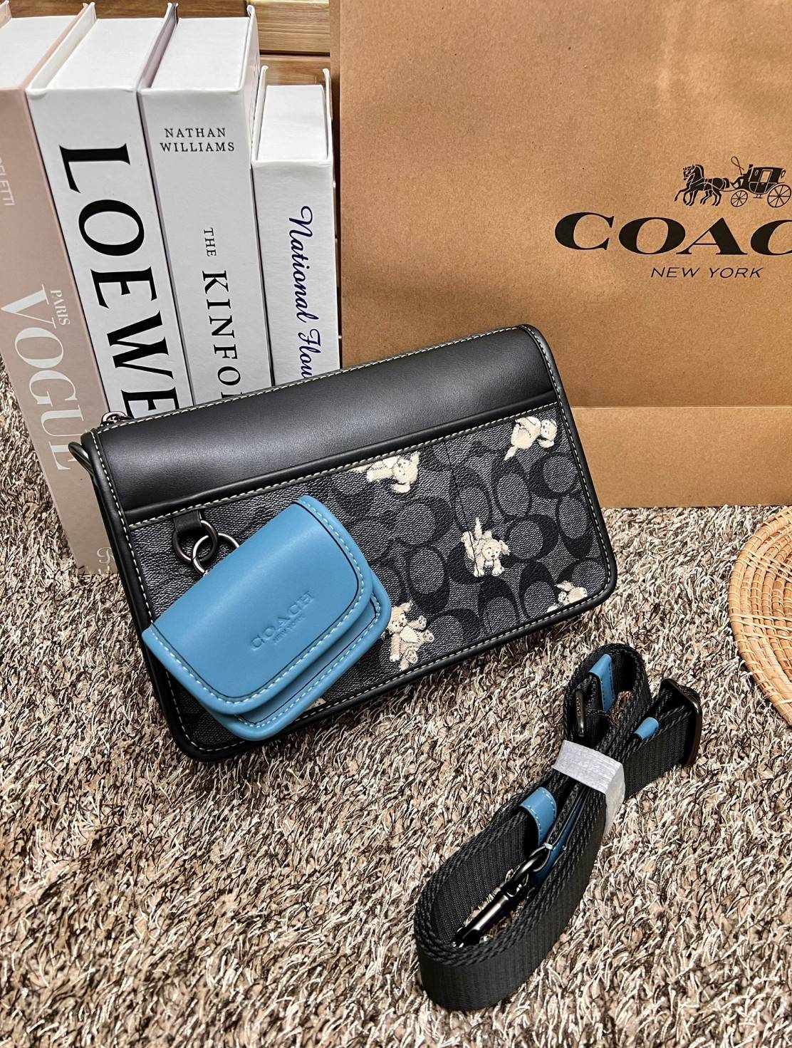 Coach Heritage Convertible Crossbody In Signature Canvas With Creature Print ((cc131)) 🐶 น่ารักขนาดนี้ ห้ามใจไม่ไหวเลยจ้า พร้อมส่ง! ยังไม่เข้าไทย ใหม่ก่อนใครค่ะ! หญิงก็ได้ชายก็ดี สำหรับรุ่นนี้ หนังแท้นิ่ม((หนังไม่แข็งทื่อๆ)) 🌟ทั้งใบปริ้นลา
