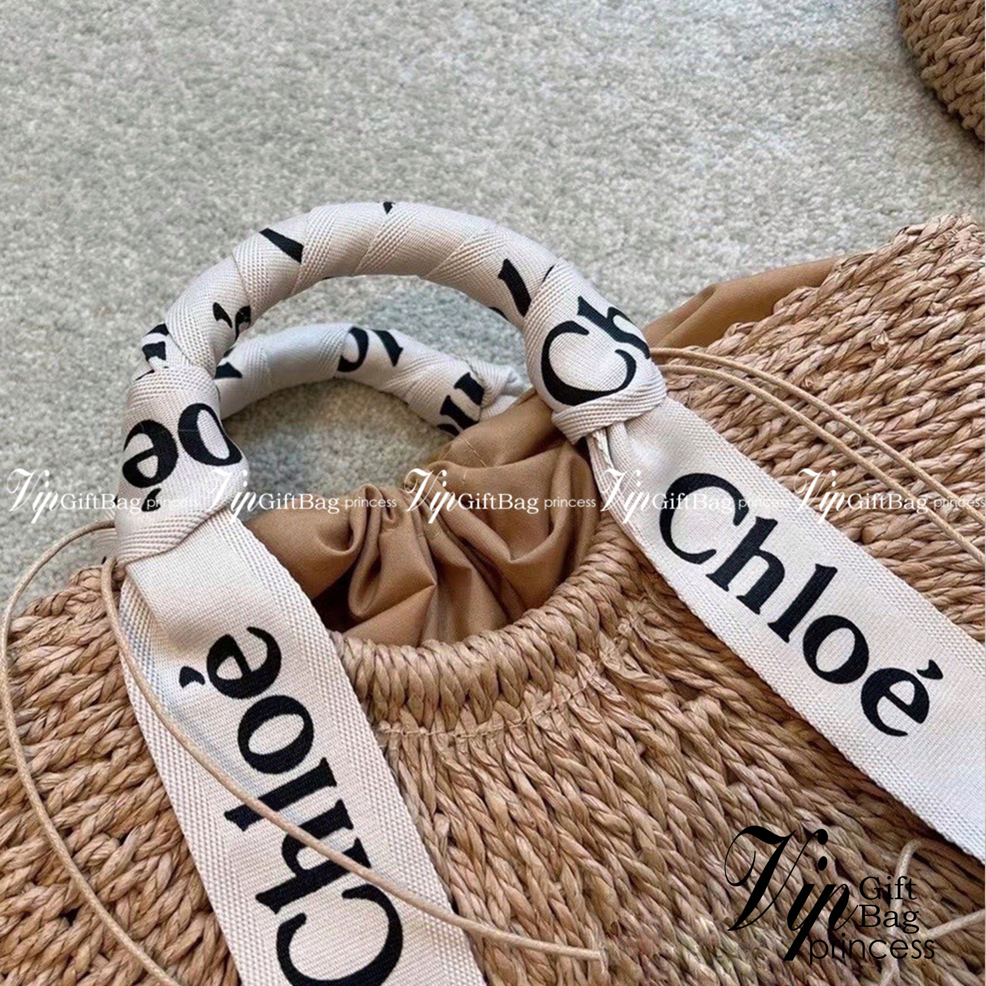 Chloe Straw Handbag Summer Beach Weave กระเป๋าสานสไตล์มินิมอล ซับในผ้าอย่างดี มาพร้อมผ้าผูกหูกระเป๋า สวยลงตัวรุ่นนี้ไม่ควรพลาดน้า สวยปังไม่ไหว ภาพสินค้าถ่ายจากงานขายจริง น่ารักมากค่ะ