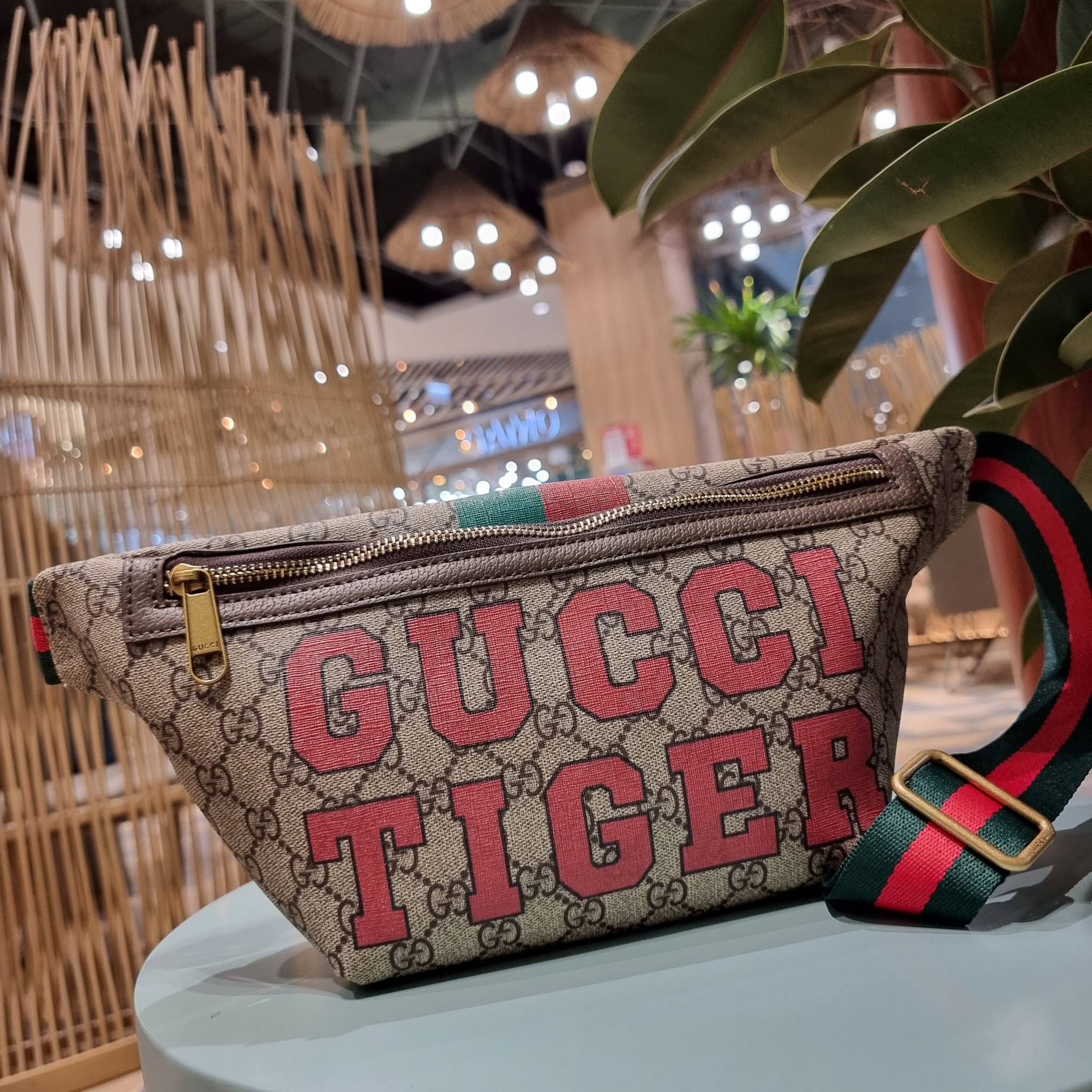 GUCCI BELT BAG ไอเท็มที่หนุ่มๆเรียกร้อง GC waist bag กระเป๋าคาดอก/คาดเอว คอลเลคชั่นฉลองปีเสือ โดดเด่นด้วยลายพรินท์จัมโบ้ ไม่เหมือนใคร วัสดุหนังแคนวาส เปิด-ปิดด้วยซิป ภายในแบ่งสัดส่วน มีช่องซิป และช่องย่อยให้อีก สายสะพายปรับได้ สายสปอร์ต สายแคมป์ปิ้ง หรือจ