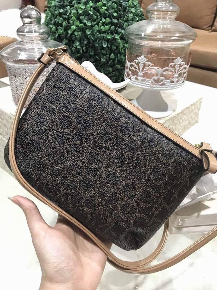 Calvin Klein Cross Body Bag กระเป๋าสะพายรุ่นใหม่ล่าสุดหนังสวย สกรีนลาย Signature แบรนด์รอบใบ ประดับโลโก้แบรนด์ สีทองด้านหน้า เปิดปิดด้วยซิป น้ำหนักเบา ภายใน โล่งกว้าง มีช่องใส่บัตร และช่องซิป ใส่ iphone+ ได้ มาพร้อมสายสะพายยาว ขนาดกำลังน่ารัก สะพายคล่องตั