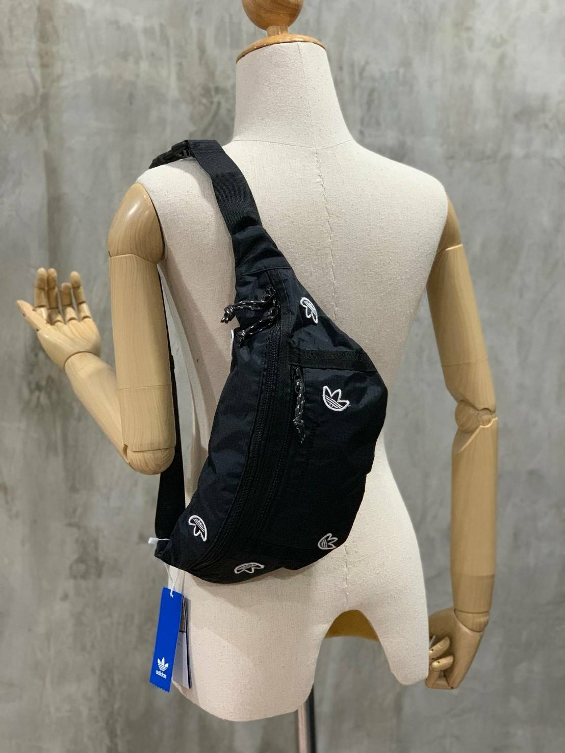 Adidas Originals By Alexander Wang Logo Bum Bag กระเป๋าสไตล์คาดอกแบบออริจินัล ที่ออกแบบลวดลายสีสันโดย คุณแวง ดีไซเนอร์ชื่อดังที่ถือว่าหน้าใหม่ไฟแรง ด้วยอายุที่เพียงน้อยนิด ตัวกระเป๋าปักโลโก้เป็นsignature ของอาดิดาสรอบใบ วัสดุผ้าไนล่อน น้ำหนักเบา มีช่องซิป