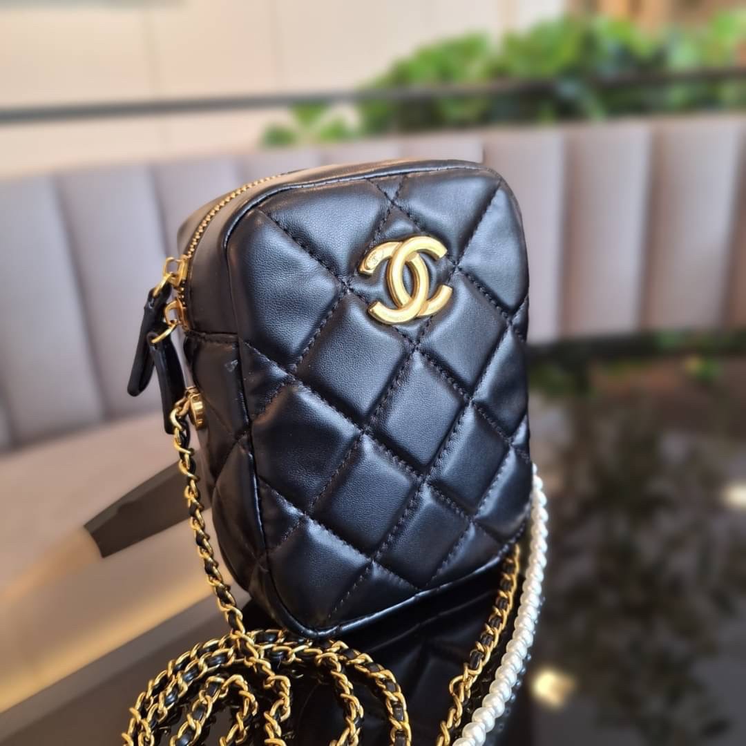กระเป๋าสะพายข้างทรงยอดนิยม สวยหรู CHANEL VIP แบรนด์ดัง ตัวกระเป๋าหนังนิ่ม ขนาดกำลังน่ารัก อะไหล่ทองเข้มวินเทจ ด้านหน้าประดับโลโก้แบรนด์สีทอง
