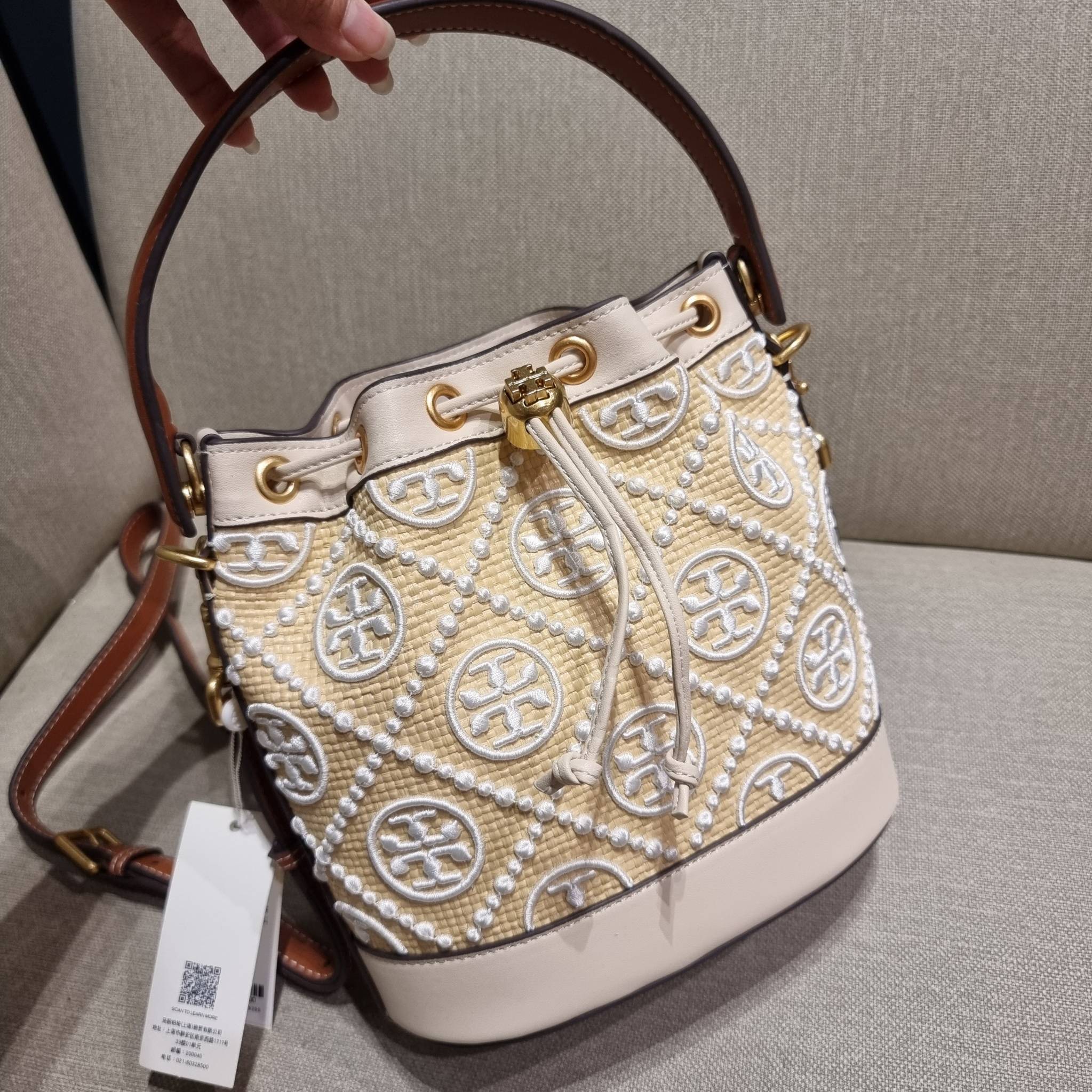TORY BURCH T MONOGRAM STRAW BUCKET BAG ใหม่ก่อนใคร พร้อมเสิร์ฟความสวยให้ถึงบ้านแล้วน้า กระเป๋าบัคเก็ตทรงยอดนิยม ดีไซน์ใหม่ล่าสุด ยูนีคไม่เหมือนใคร ลายสานเต็มใบ พร้อมปักโลโก้เอกลักษณ์ โดดเด่น งานฝีมือมากๆ สลับส่วนของหนังที่ขอบและก้นกระเป๋า ภายในเป็นช่องโล่