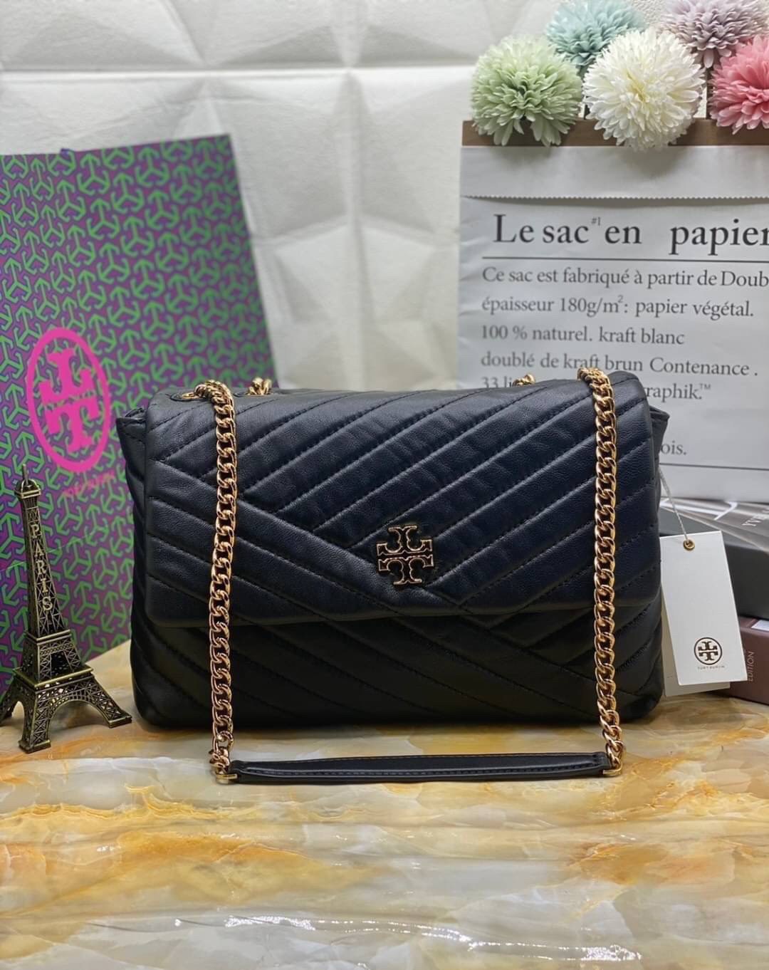 Large : Tory Burch Kira Chevron Quilted Convertible Leather Crossbody Bag เป็นกระเป๋าที่ใช้ในการออกงานสำคัญหรือวันที่มีปาร์ตี้สังสรรค์ คุณควรเลือกใช้กระเป๋าที่มีดีไซน์สะดุดตา เพราะจะช่วยยกระดับและเพิ่มเสน่ห์ให้กับตัวคุณเองมากยิ่งขึ้น หากเป็นงานทางการ เช่น