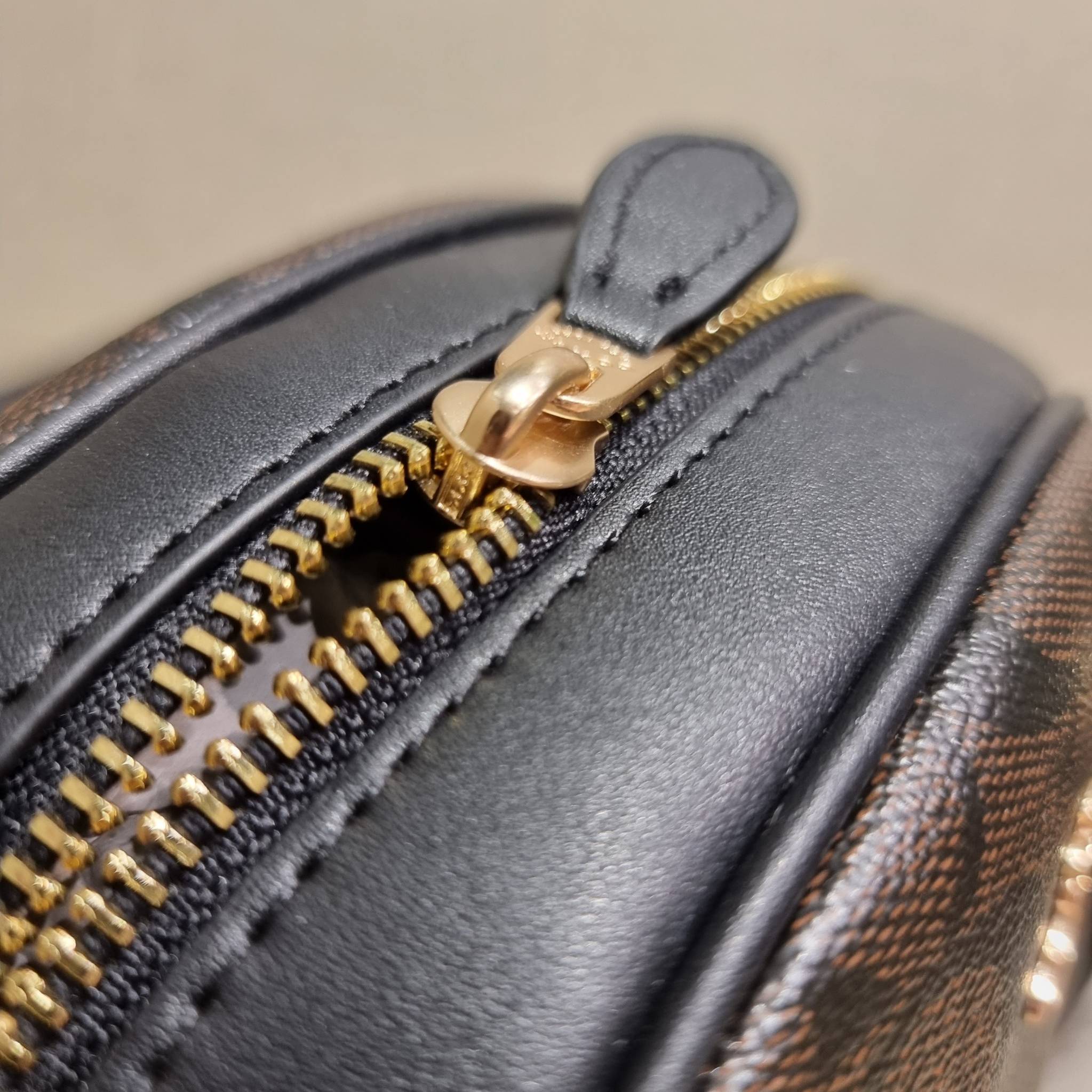 COACH SYDNEY SATCHEL BAG CA202 CA591 CB596 ใหม่ล่าสุด กับคอลที่สาวๆต้องหลงรัก กระเป๋าสะพายทรง satchel ที่มีรูปทรงดึงดูดสายตา สวยแรกเห็น วัสดุหนัง crossgrain พร้อมหูจับในตัว เปิด-ปิดด้วยซิป ภายในโล่งกว้าง ขนาดกำลังดี มีสายครอสให้ ปรับได้ตามชอบ ใบจริงลูกคุณ