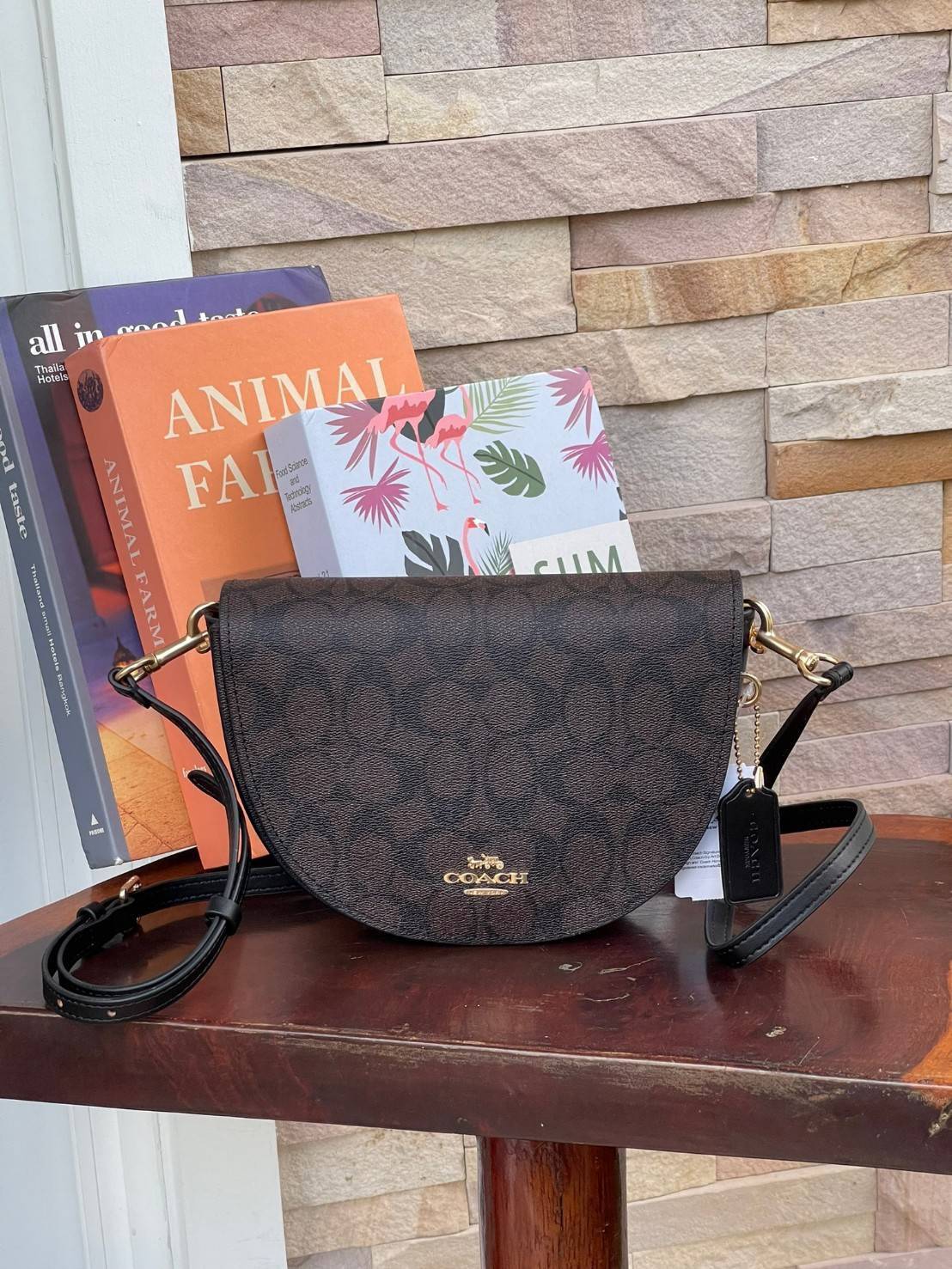 พร้อมส่งที่ไทยครบทั้ง6สีค่ะ 😘 Coach Ellen Crossbody In Signature ((C1432)) กระเป๋าทรงฮาฟมูนรูปทรงคลาสสิก ออกแบบให้มีลักษณะโค้งมน ไม่ดูเป็นทรงแข็งจนเกินไป ดีไซน์และสีของกระเป๋ายังเรียบง่าย เข้าได้กับทุกชุด สะพายครอสบอดี้ร์//สะพายข้าง หรือถือแบบคลัท