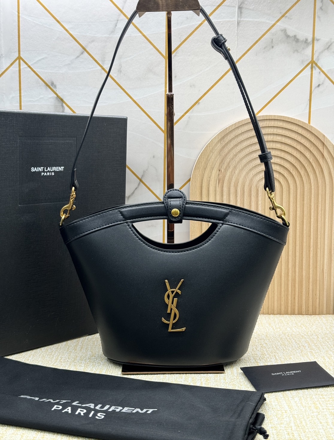YSL CELIA MINI TOTE IN SMOOTH LEATHER / YSL Bucket Bag กระเป๋าสะพายทรงโท้ทมือจับในตัว รุ่นใหม่ทันสมัย งานหนังเต็มใบ เกรดออริ 1:1 ใช้งานต่างประเทศได้